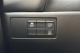 Punainen Mazda 3 2017 kuva 15.