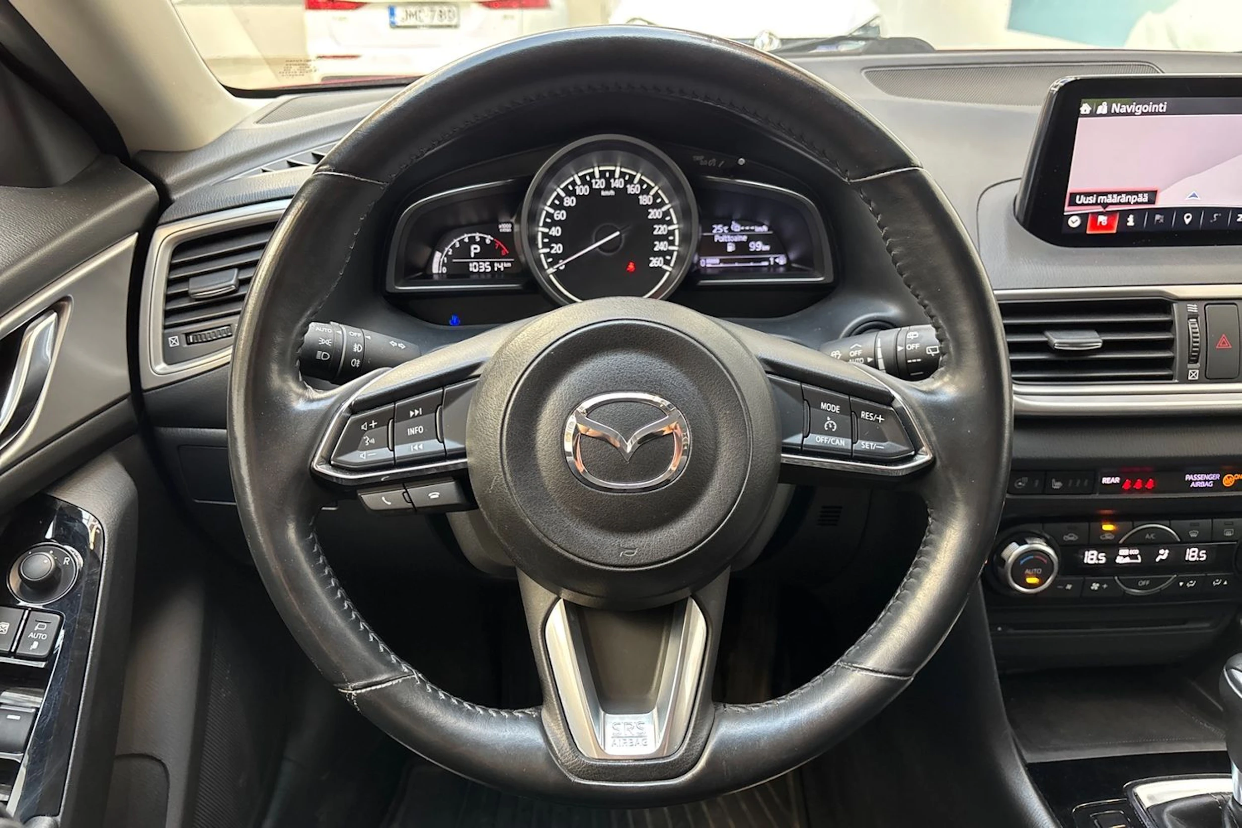 Punainen Mazda 3 2017 kuva 16.