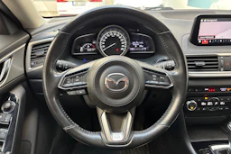 Punainen Mazda 3 2017 kuva 16.