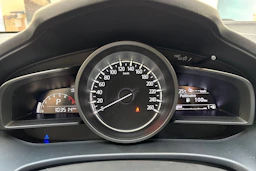 Punainen Mazda 3 2017 kuva 17.