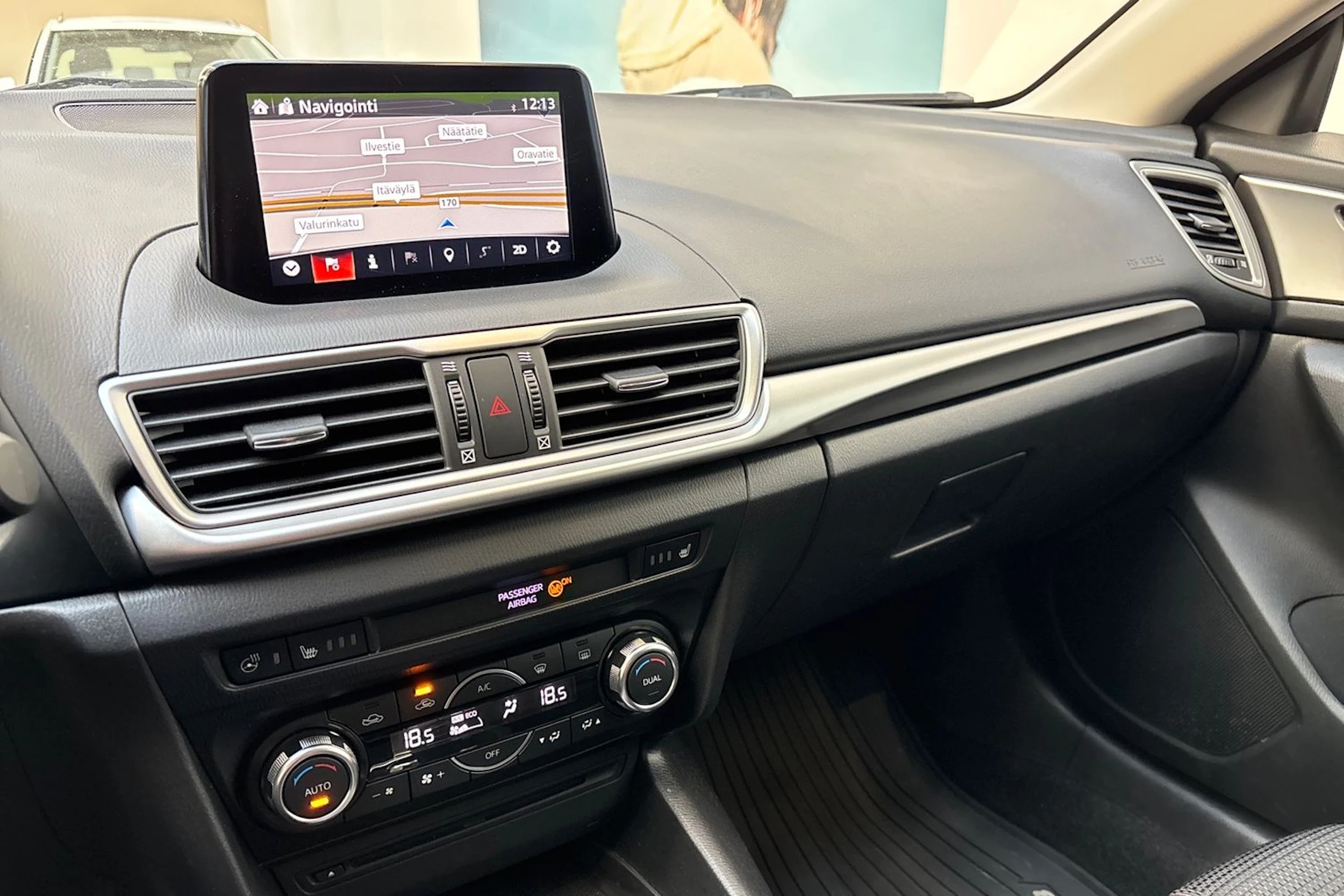 Punainen Mazda 3 2017 kuva 19.