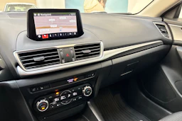 Punainen Mazda 3 2017 kuva 19.