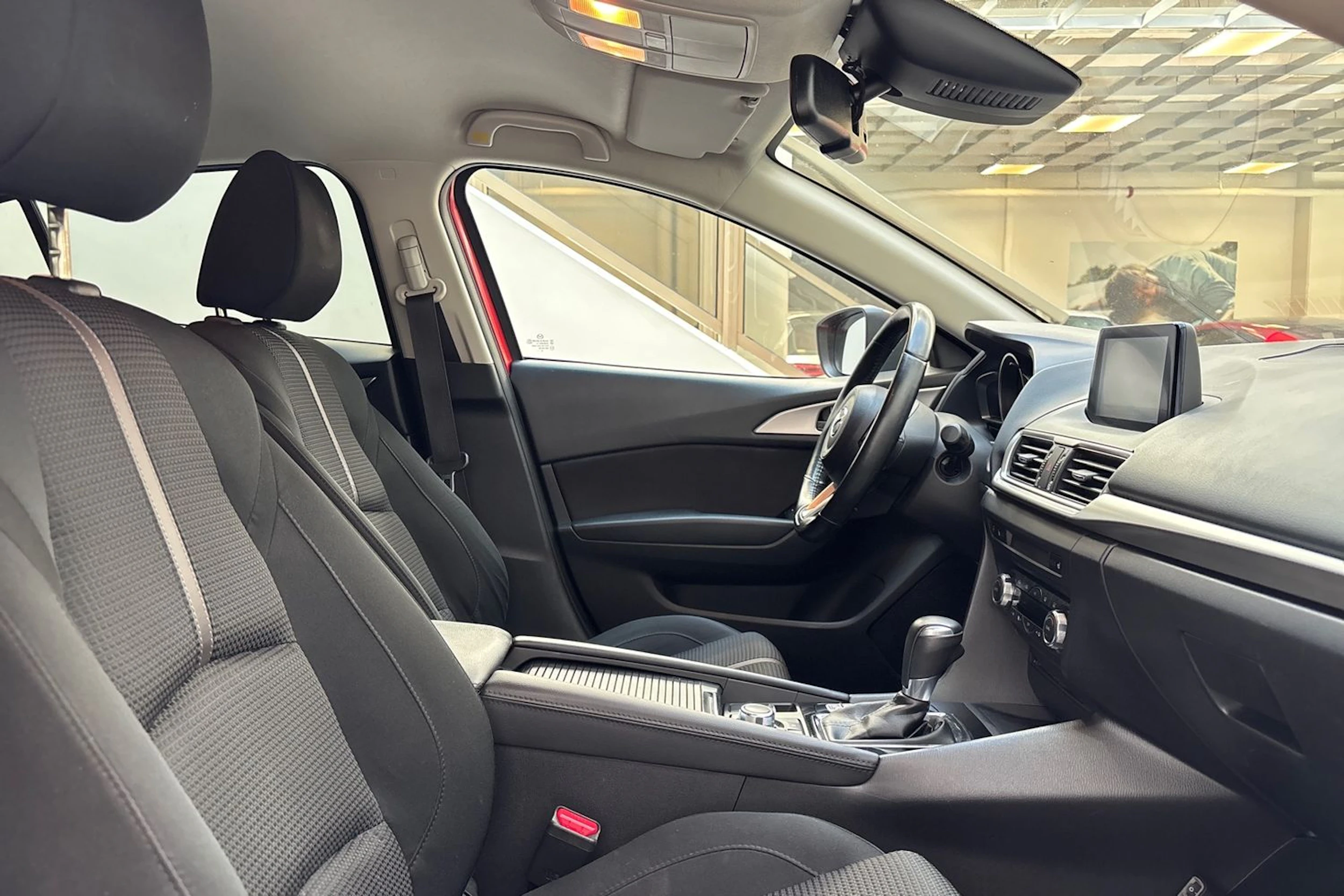 Punainen Mazda 3 2017 kuva 22.