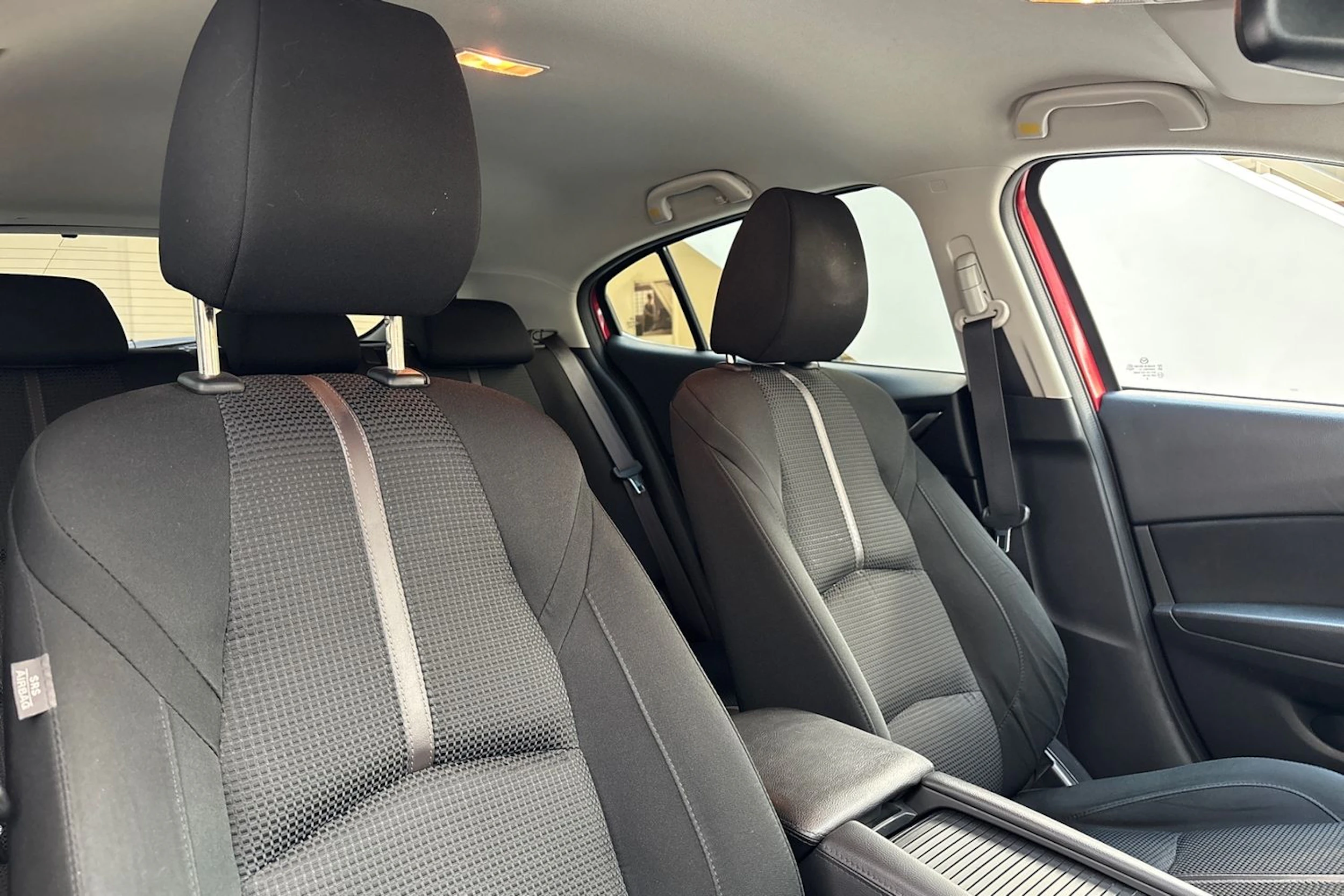 Punainen Mazda 3 2017 kuva 23.