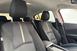 Punainen Mazda 3 2017 kuva 23.