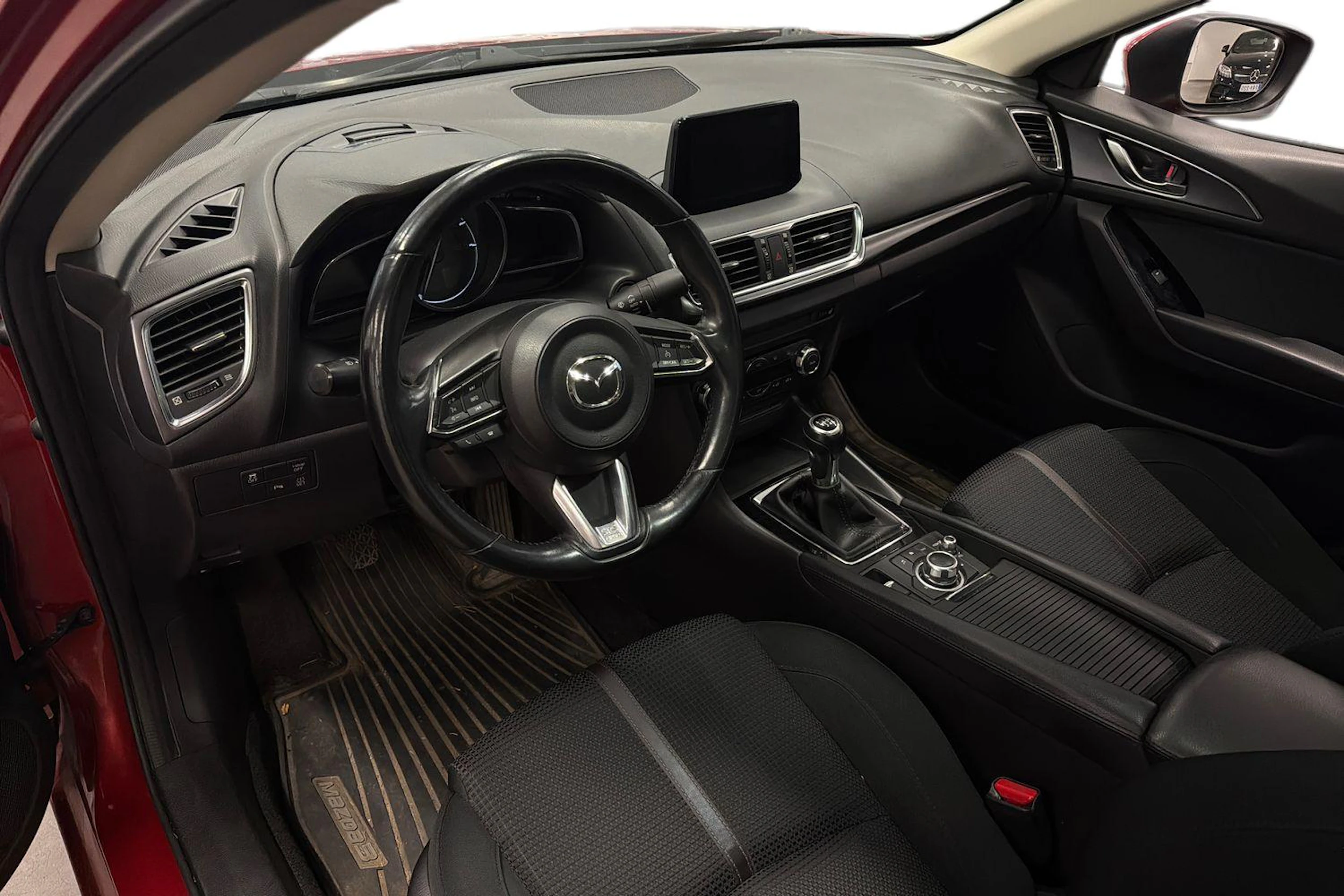 Punainen Mazda 3 2017 kuva 3.