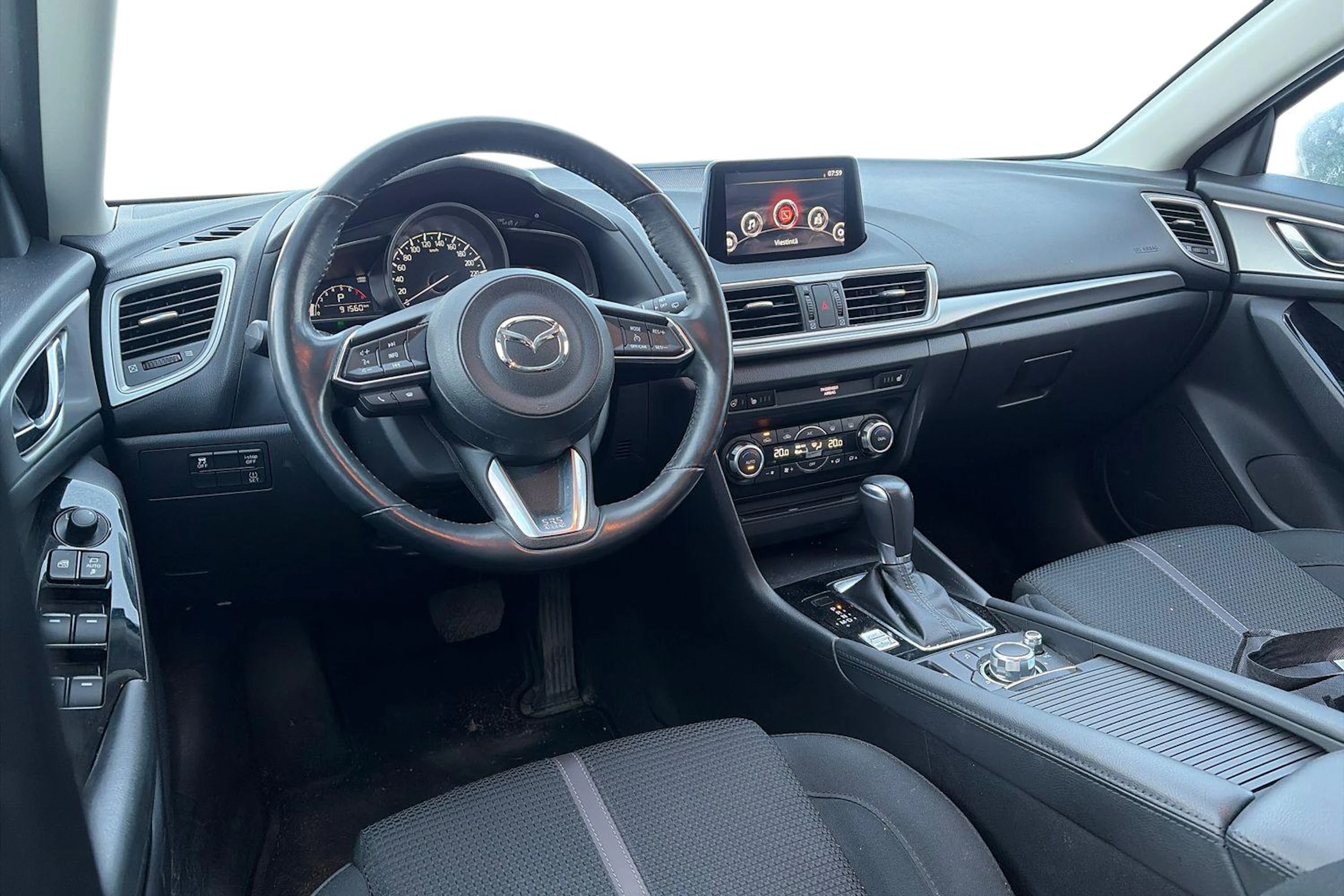 valkoinen Mazda 3 2018 kuva 3.