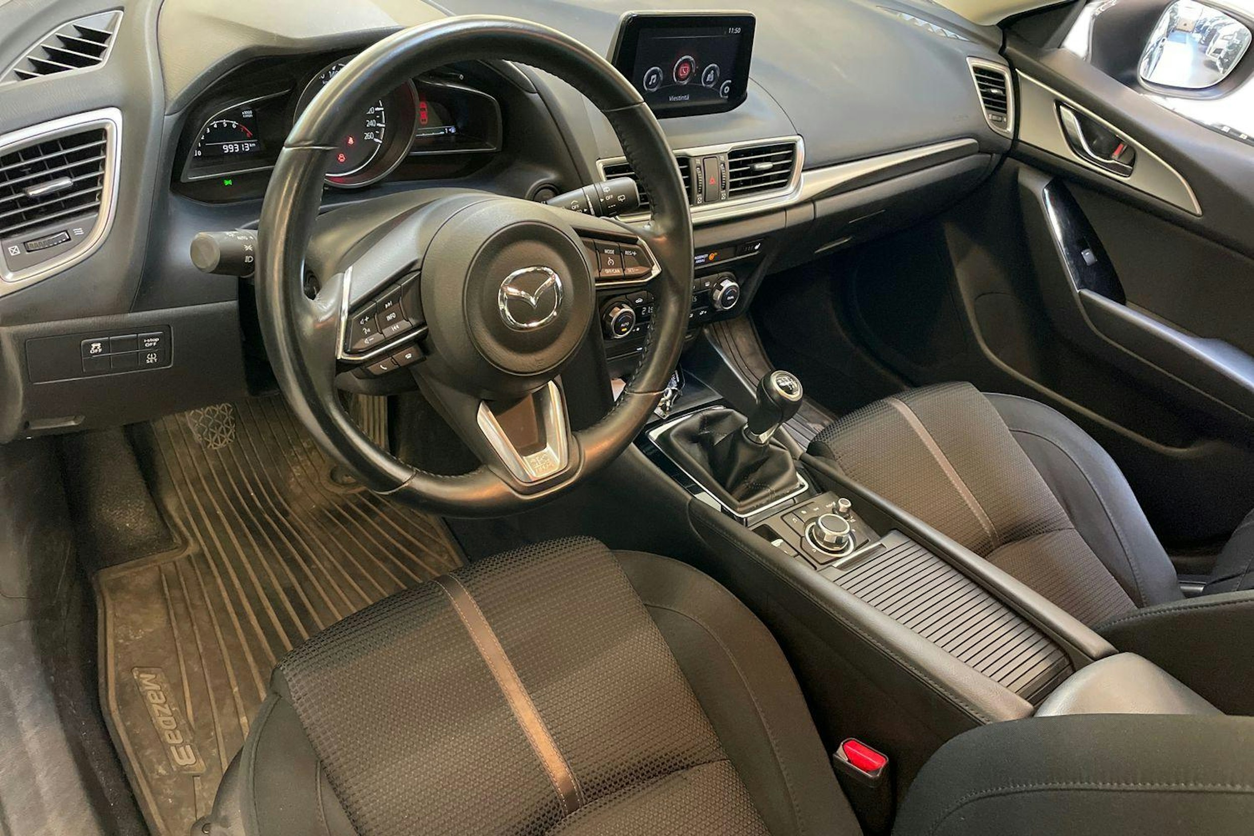 sininen Mazda 3 2018 kuva 3.
