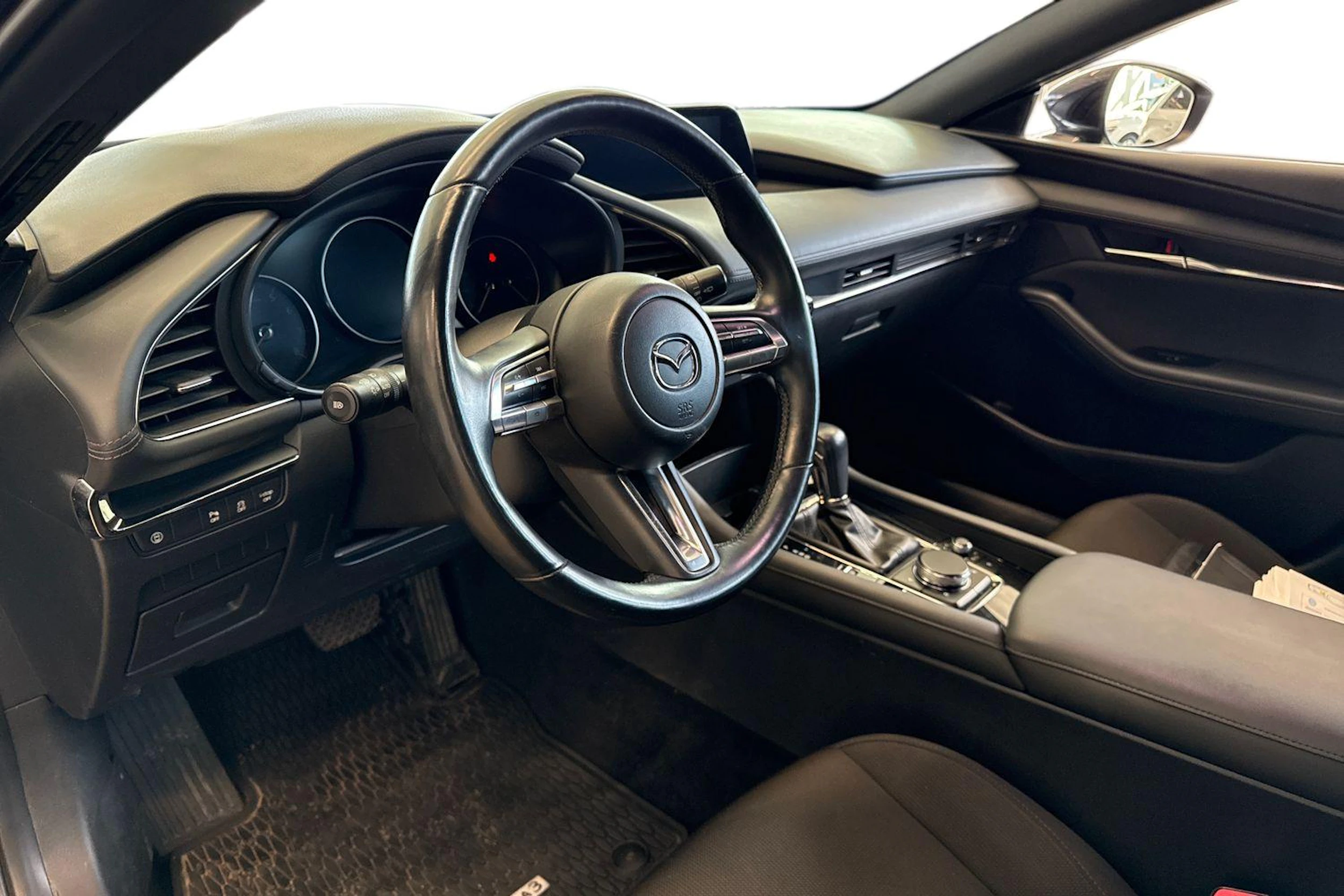 Musta Mazda 3 2020 kuva 8.