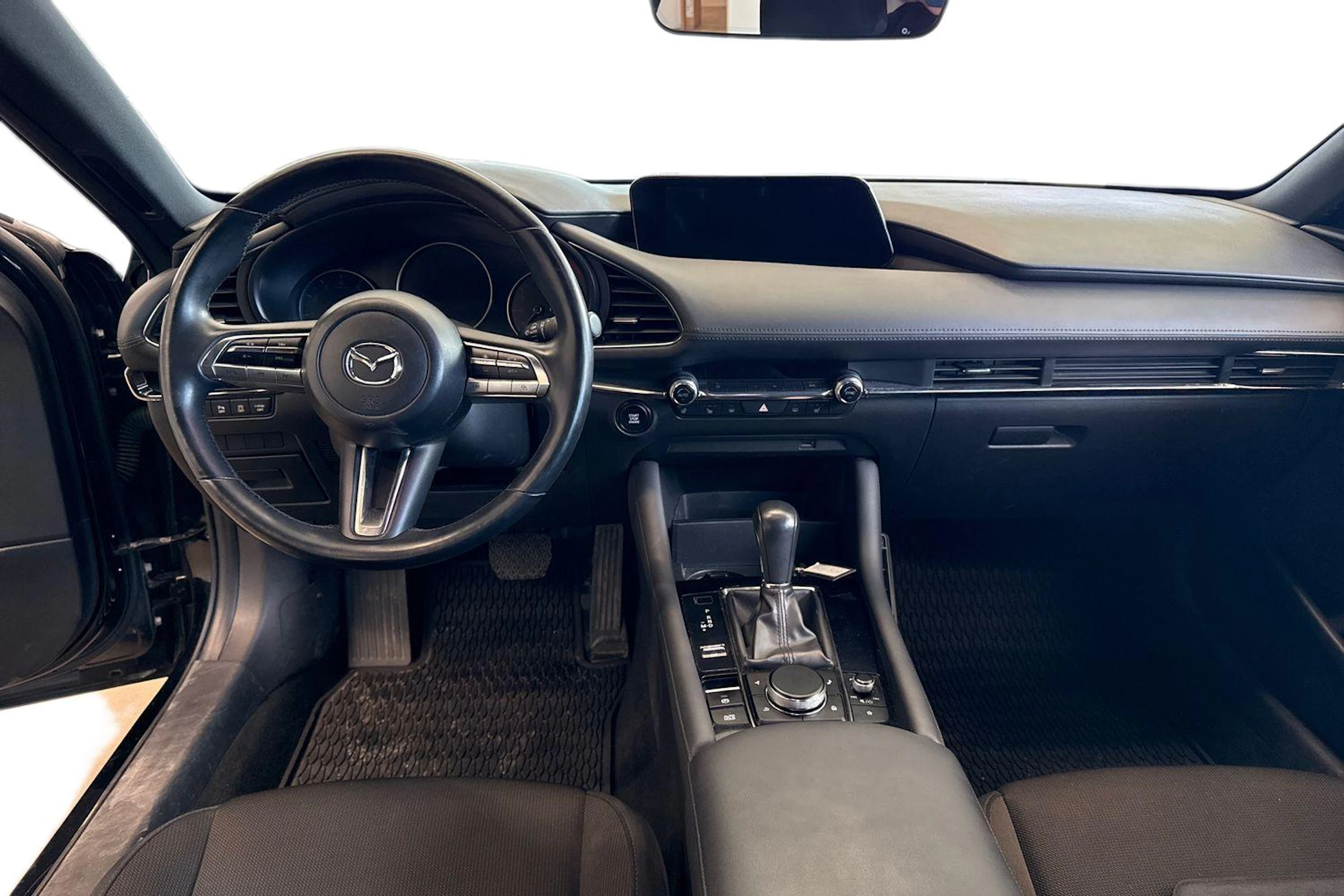 Musta Mazda 3 2020 kuva 9.