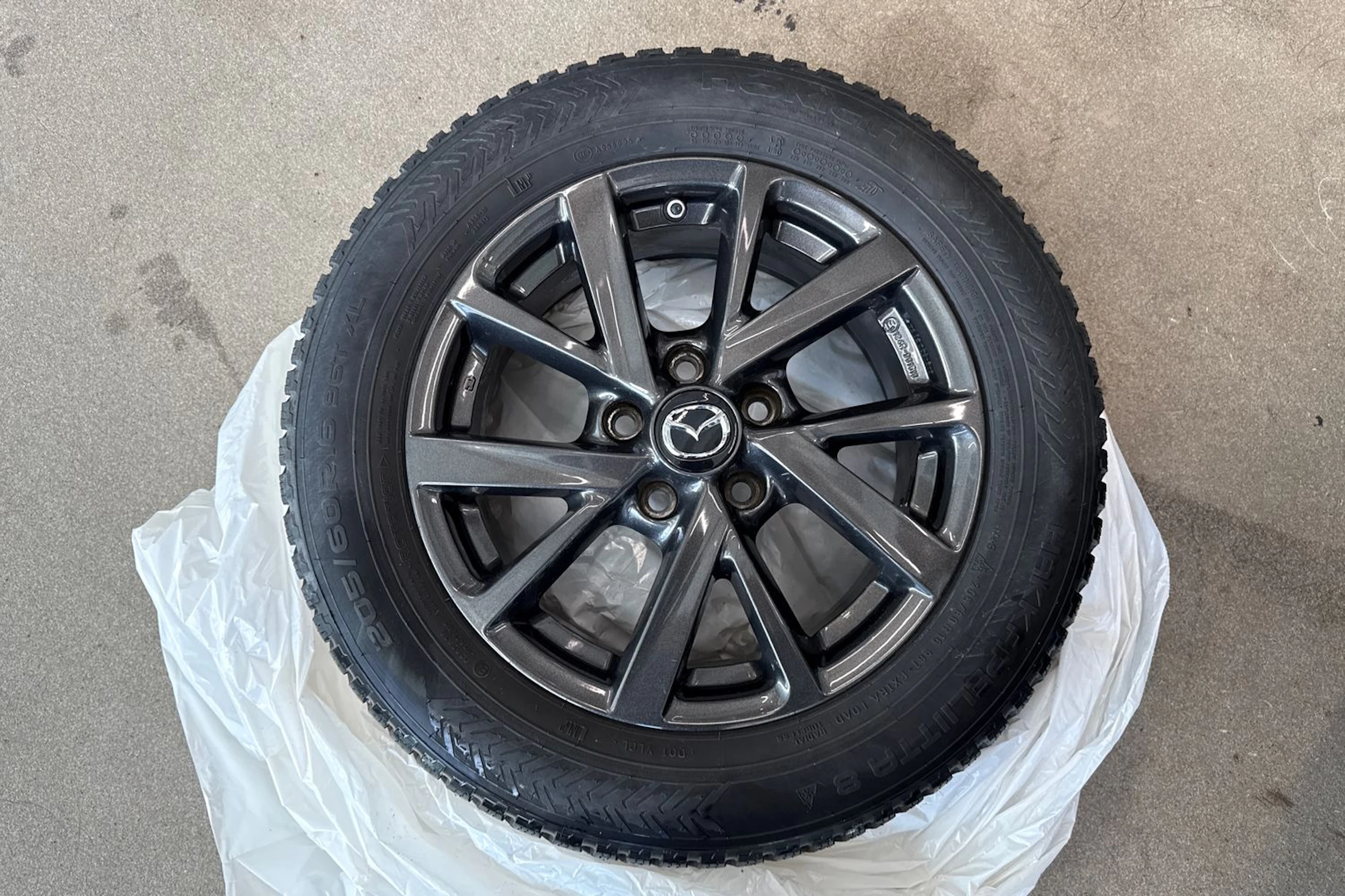 Musta Mazda 3 2020 kuva 16.