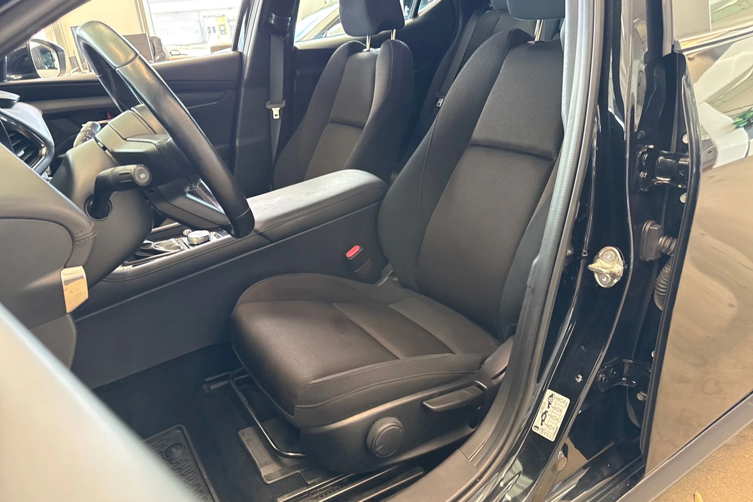 Musta Mazda 3 2020 kuva 17.