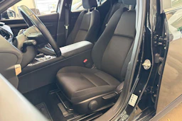 Musta Mazda 3 2020 kuva 17.