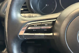 Musta Mazda 3 2020 kuva 19.
