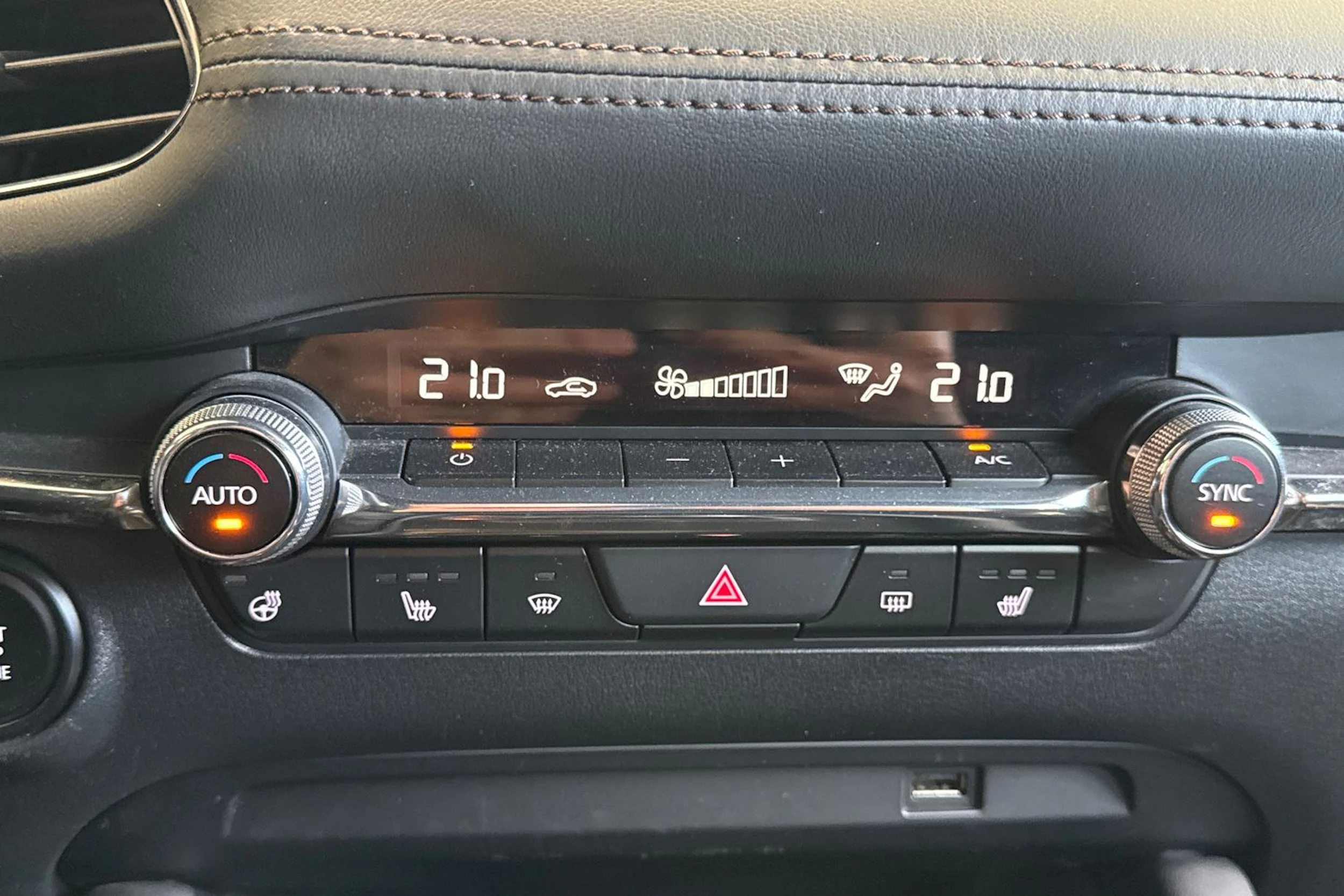 Musta Mazda 3 2020 kuva 30.