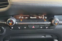 Musta Mazda 3 2020 kuva 30.