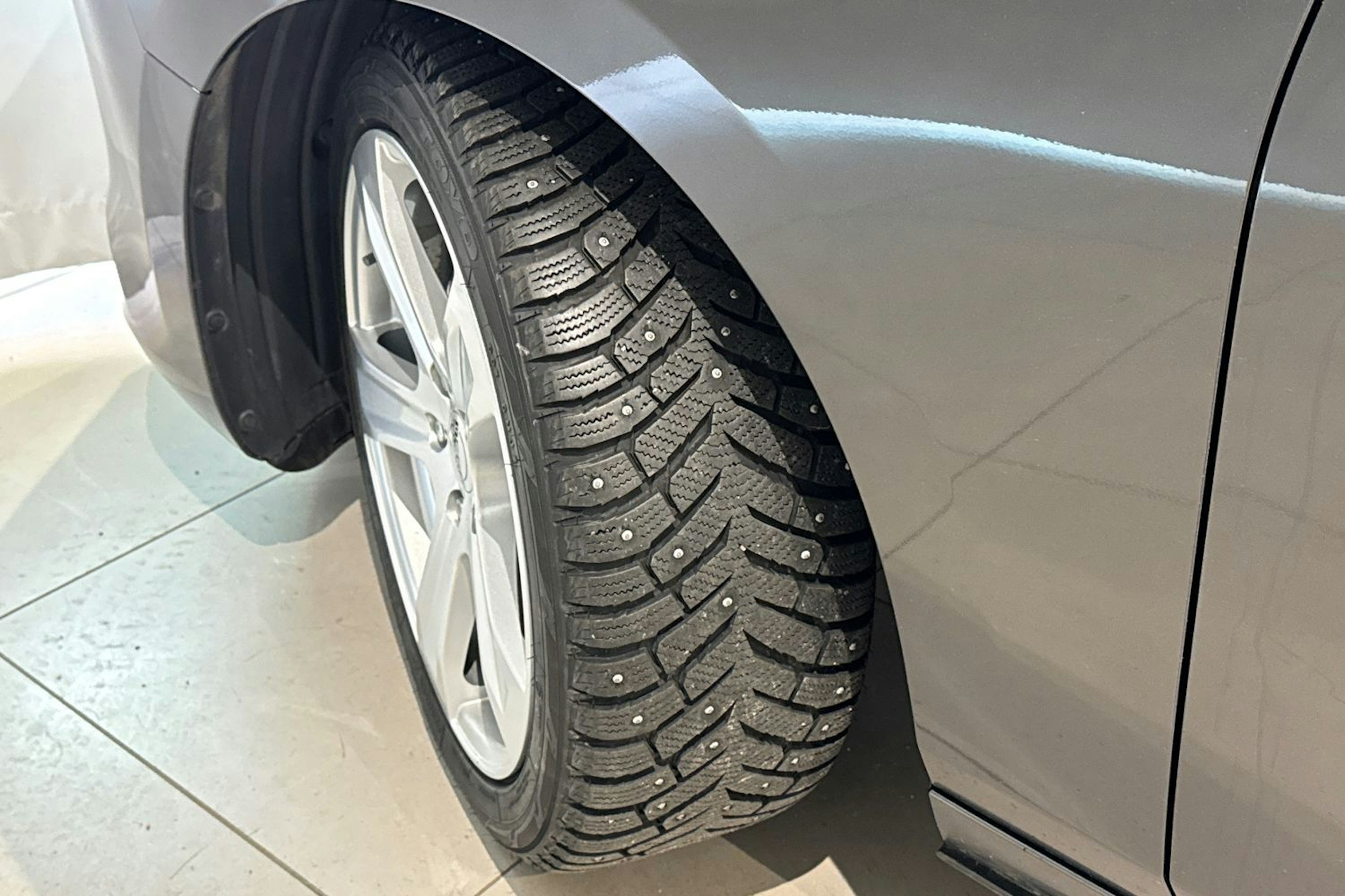 harmaa Mazda 3 2023 kuva 13.