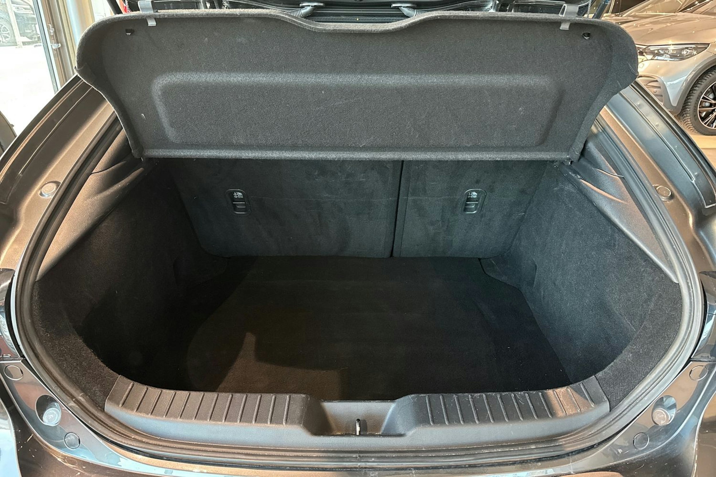 harmaa Mazda 3 2023 kuva 15.