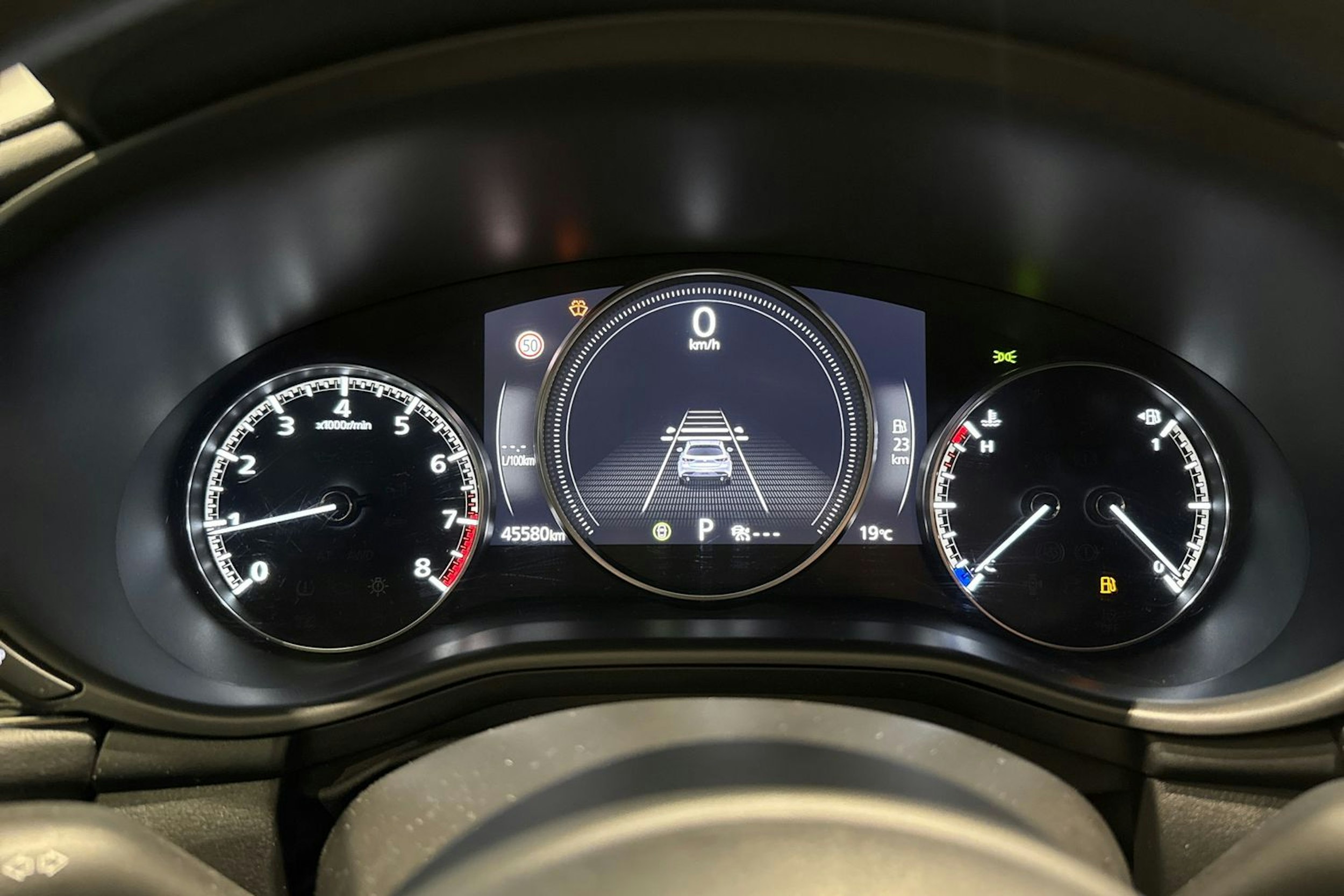 harmaa Mazda 3 2023 kuva 17.