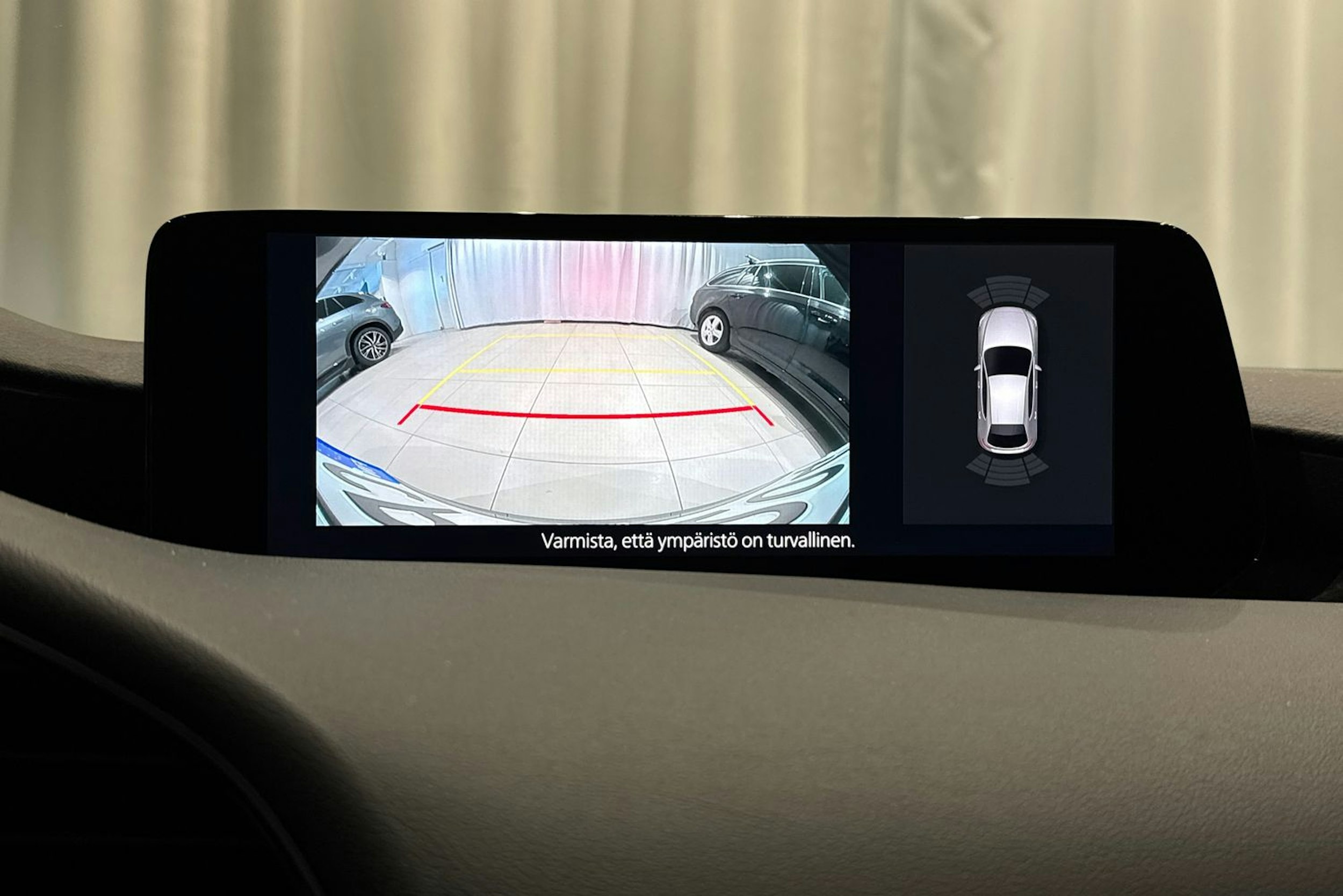 harmaa Mazda 3 2023 kuva 18.