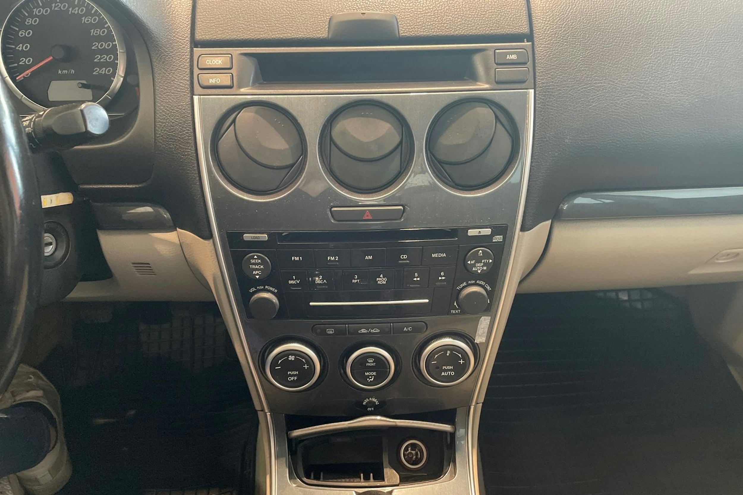 harmaa Mazda 6 2006 kuva 20.