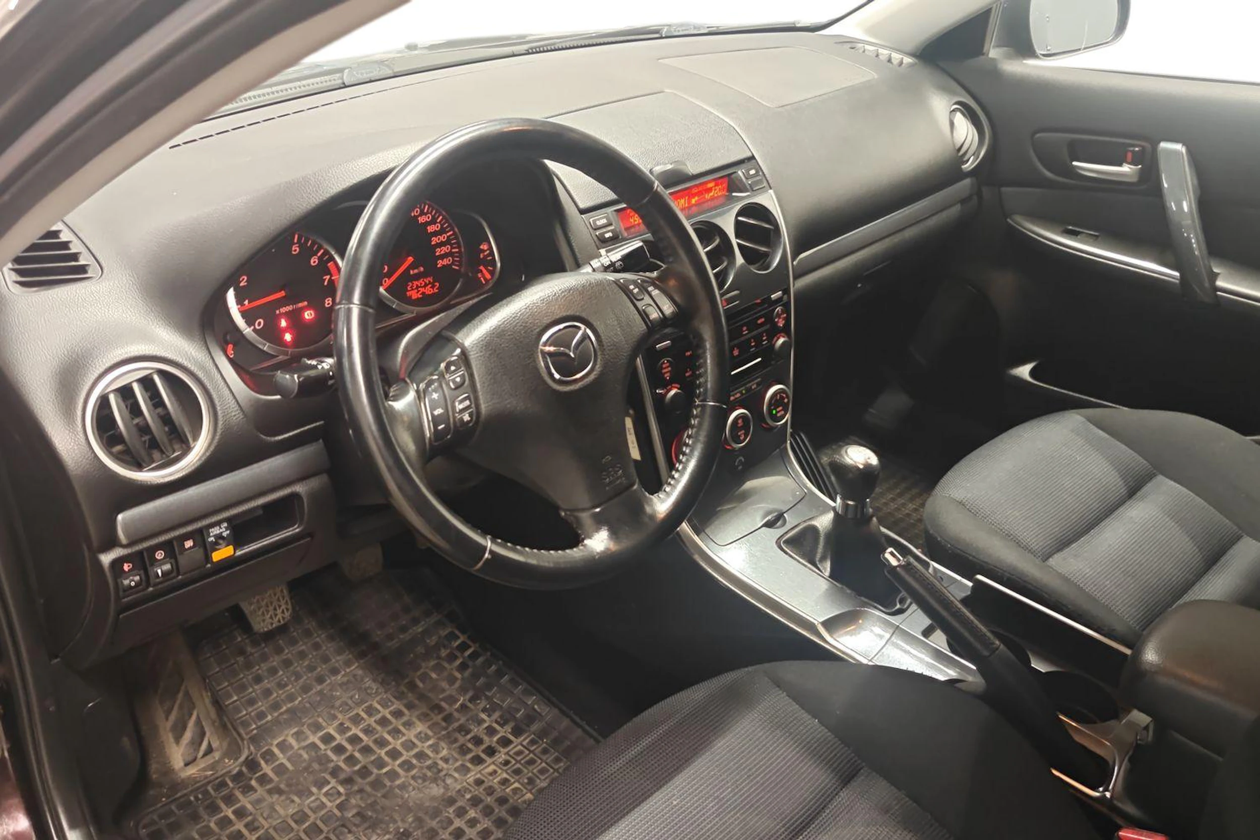 punainen Mazda 6 2007 kuva 8.