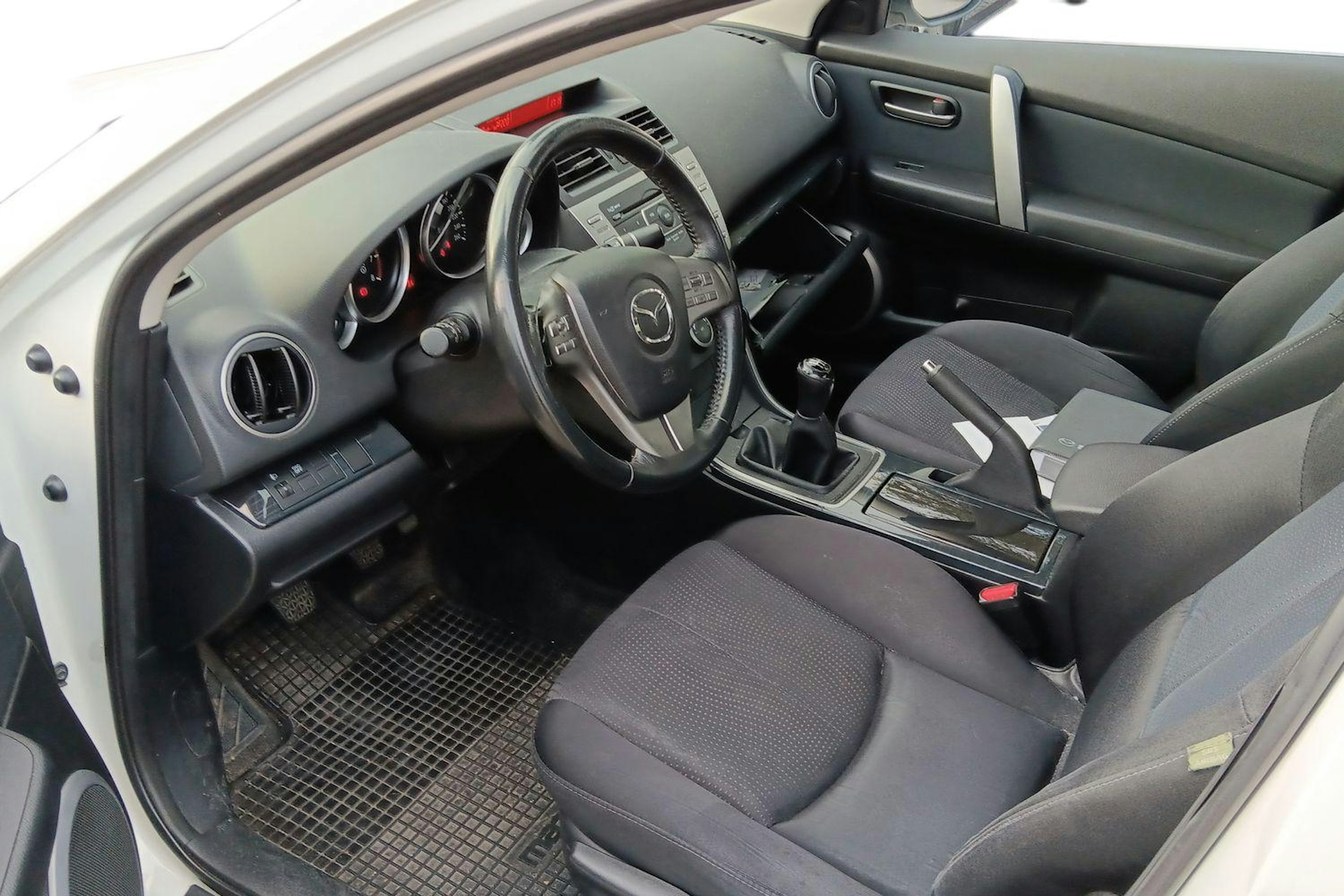 Valkoinen Mazda 6 2008 kuva 3.