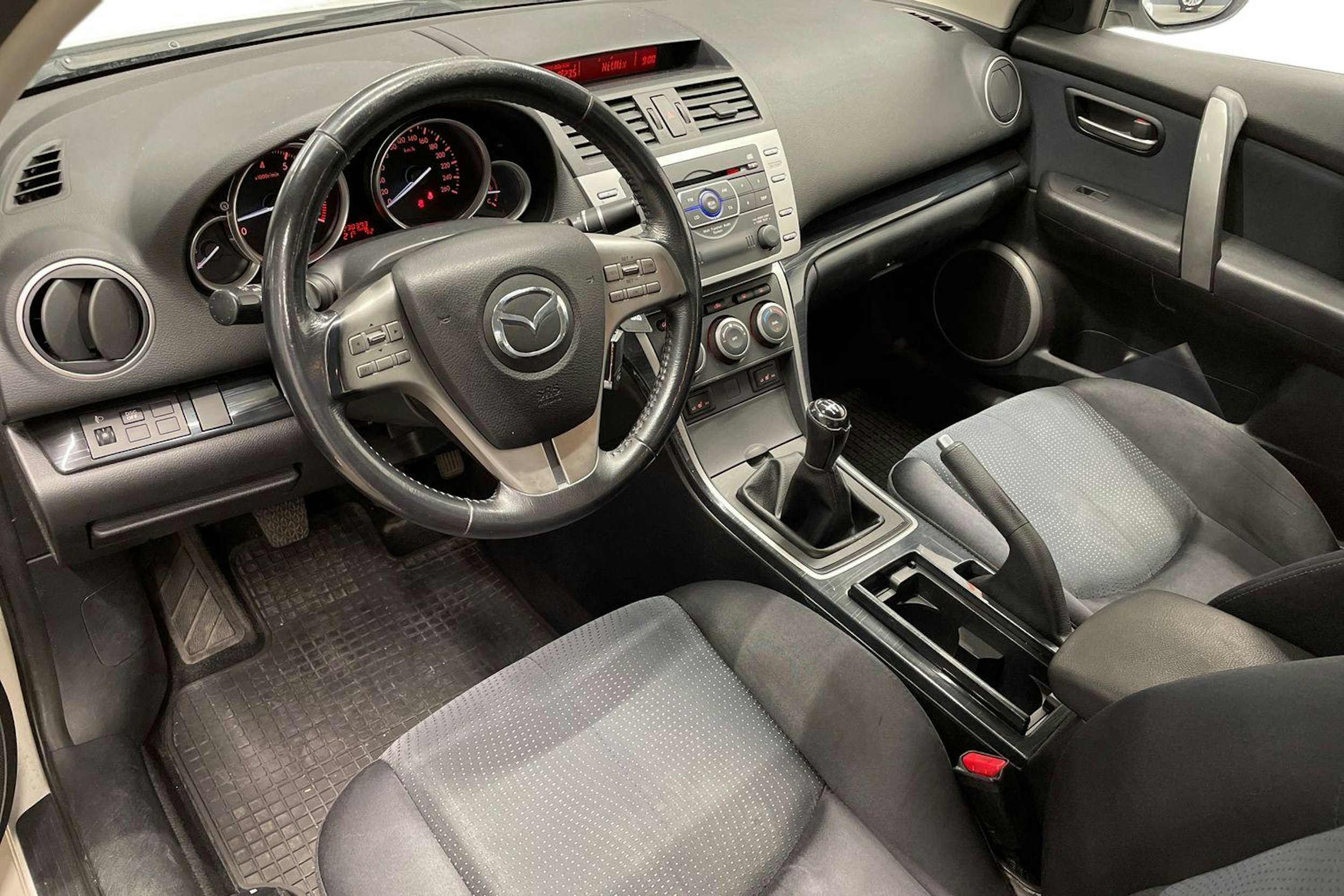 Valkoinen Mazda 6 2008 kuva 6.