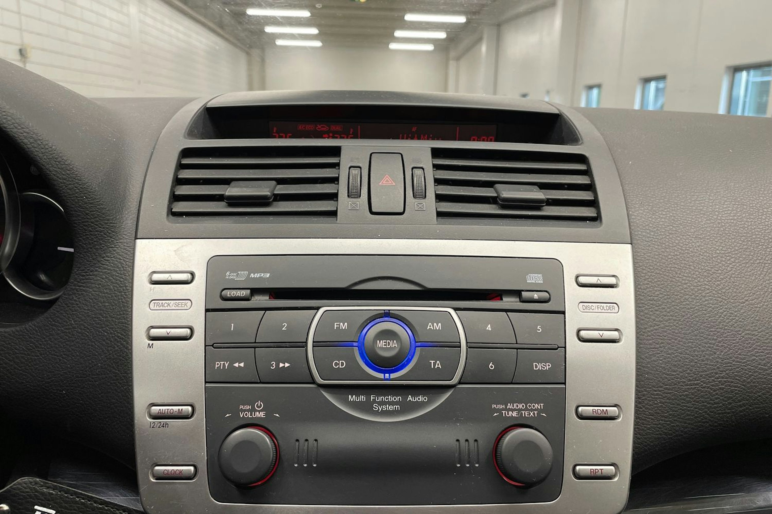 Valkoinen Mazda 6 2008 kuva 14.