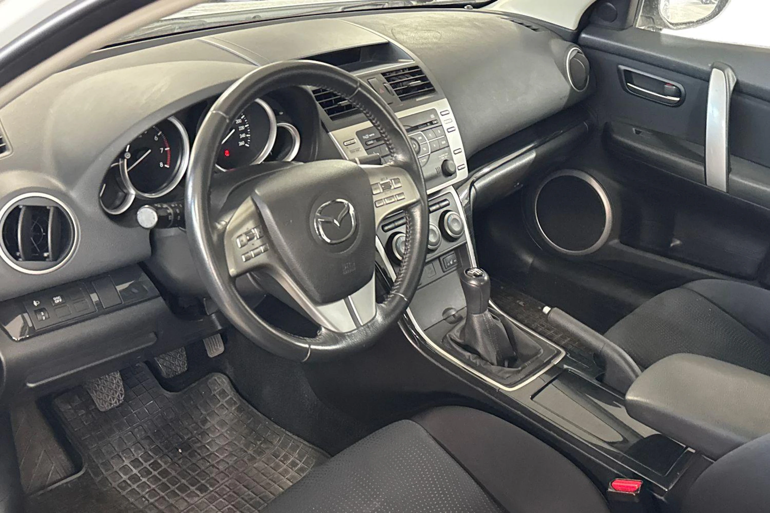 Valkoinen Mazda 6 2009 kuva 3.