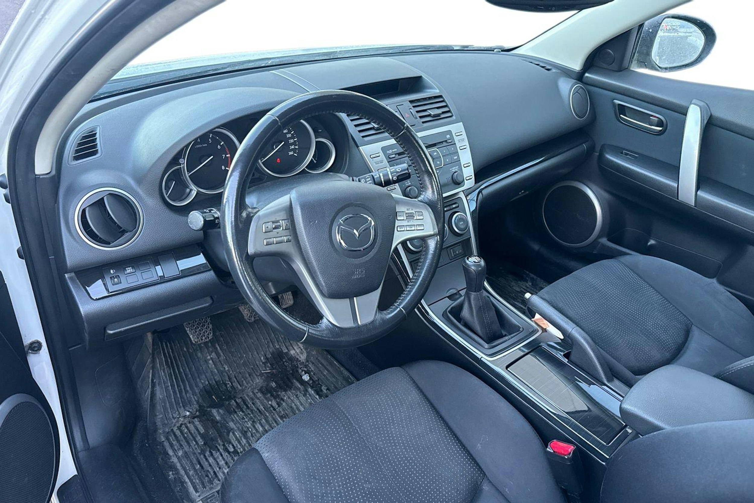 valkoinen Mazda 6 2009 kuva 3.