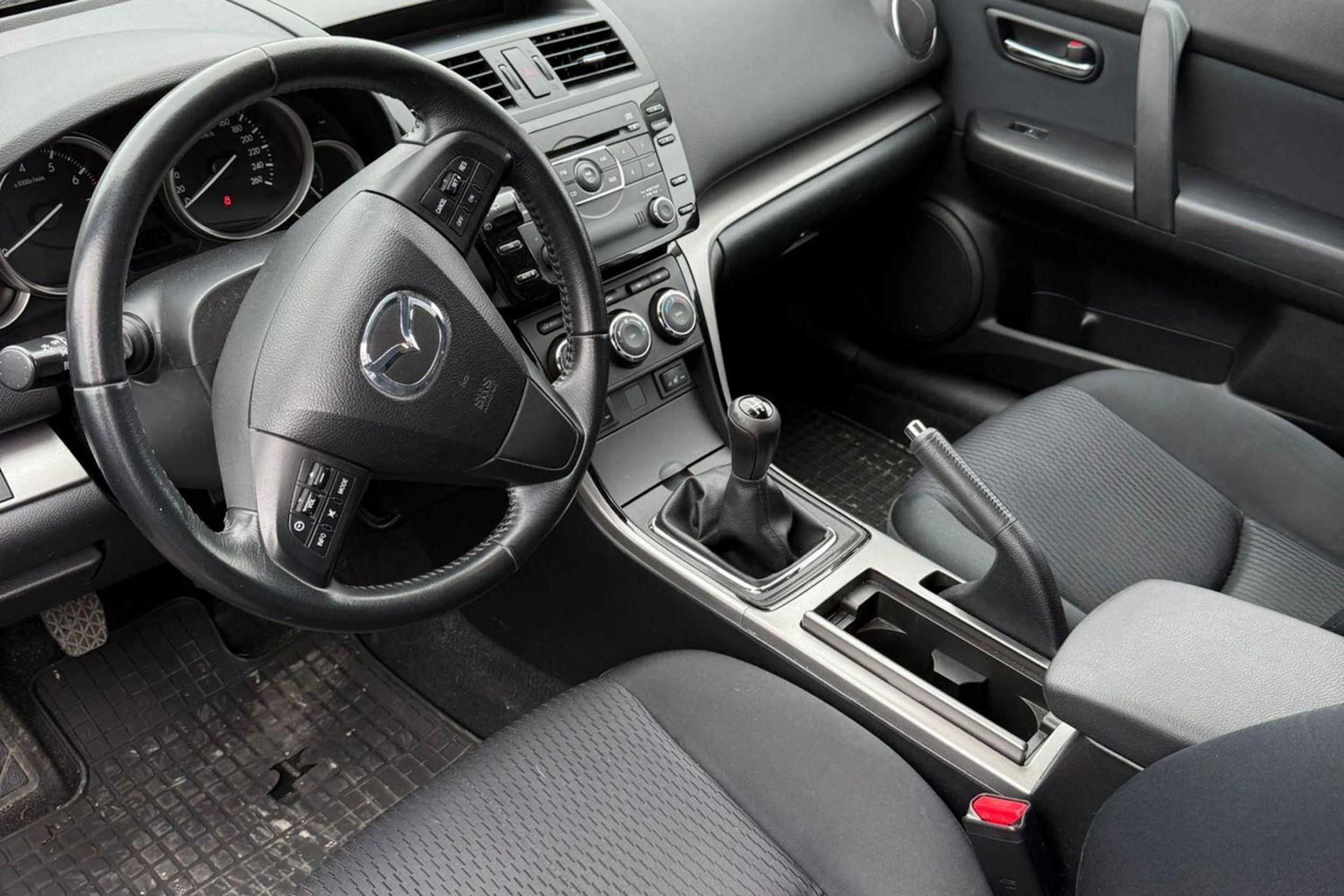 punainen Mazda 6 2010 kuva 3.