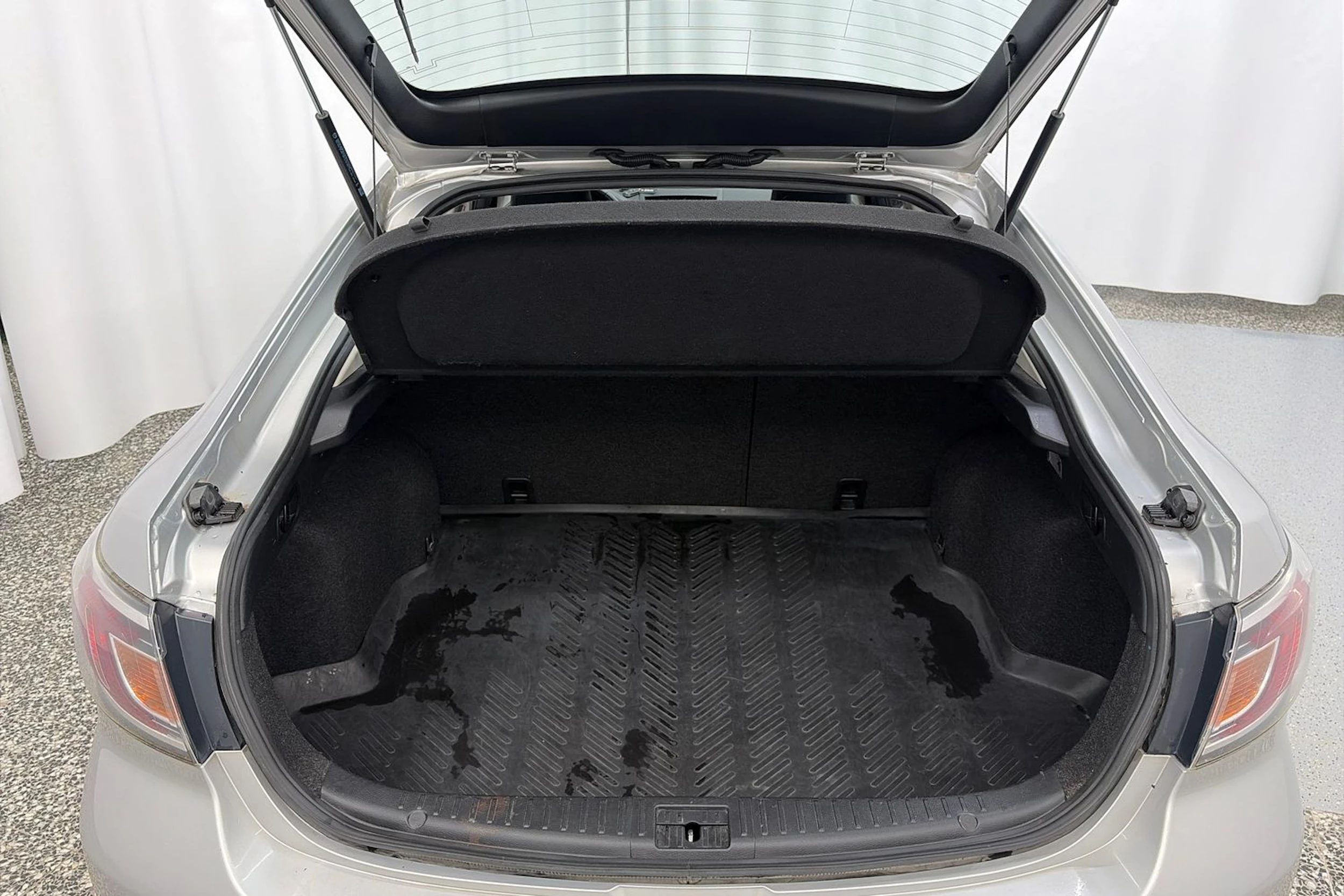 Harmaa Mazda 6 2011 kuva 11.