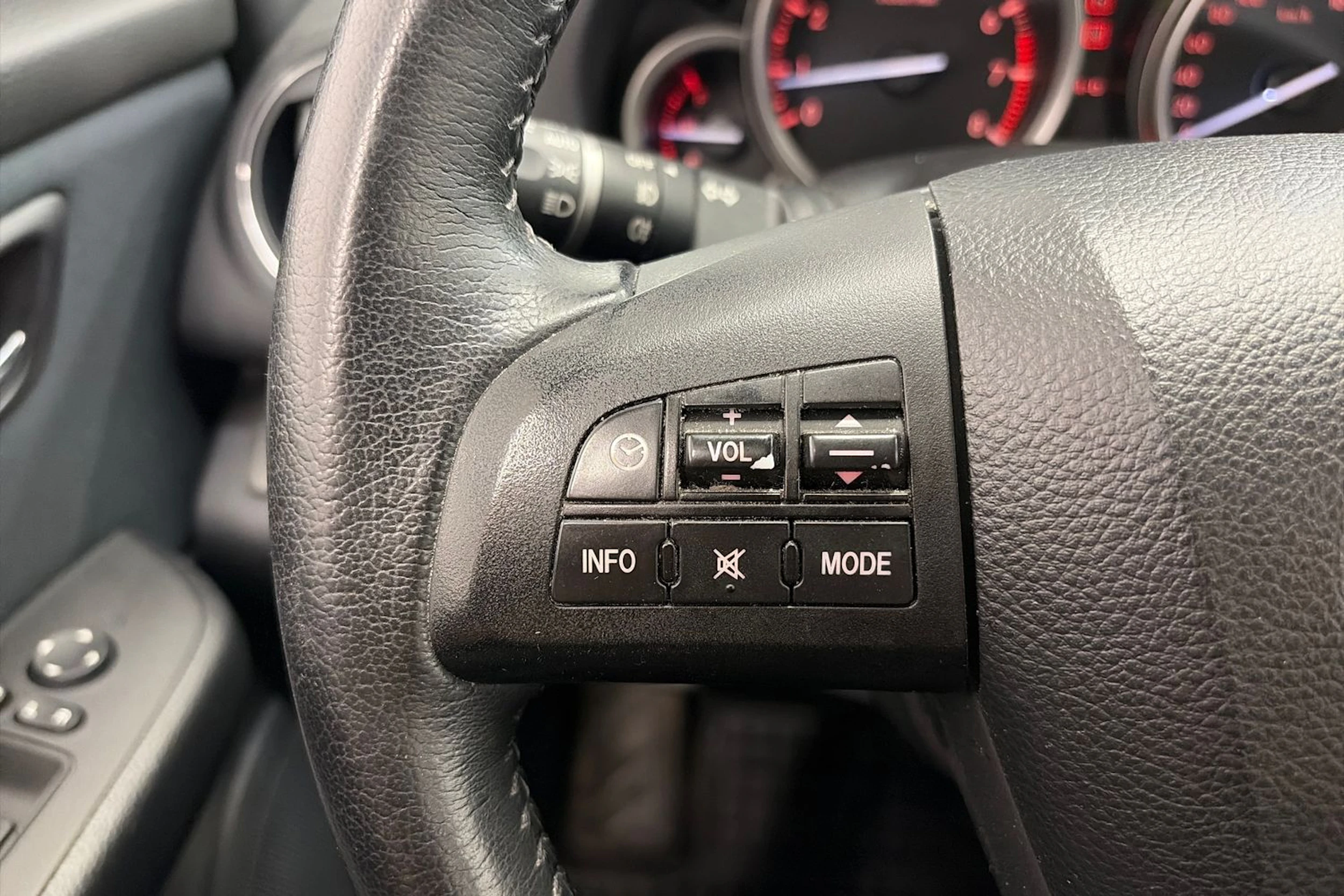 Harmaa Mazda 6 2011 kuva 14.