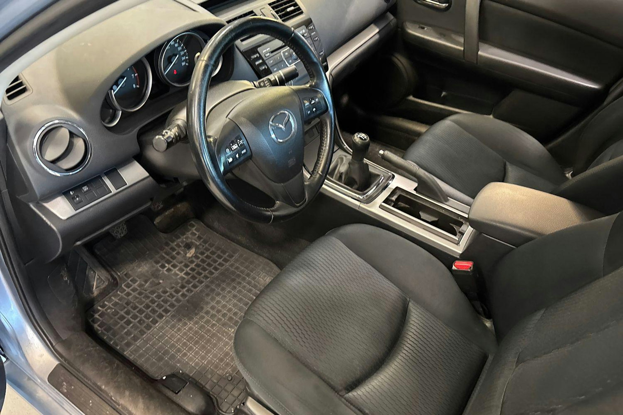 sininen Mazda 6 2011 kuva 3.