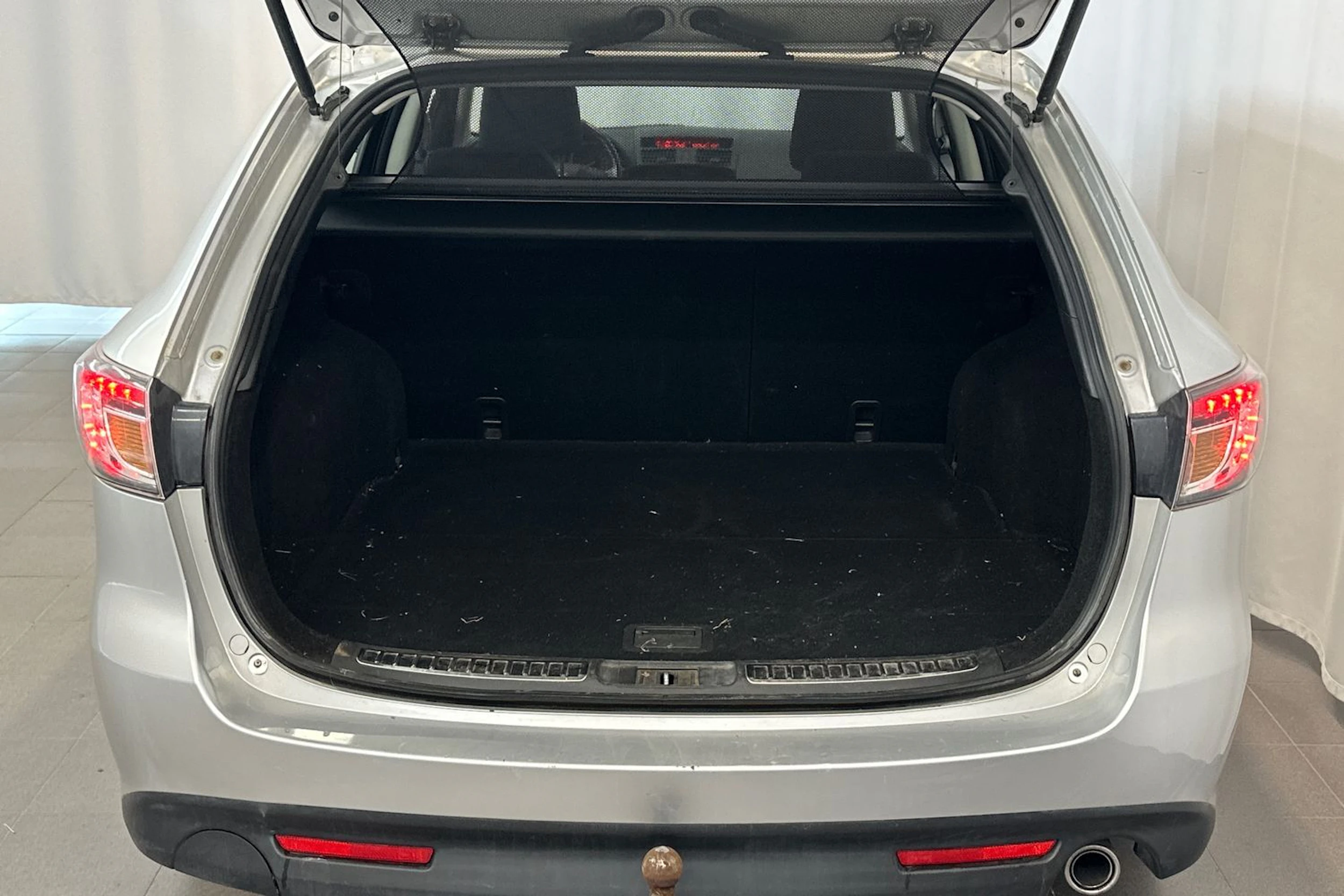 harmaa Mazda 6 2011 kuva 16.
