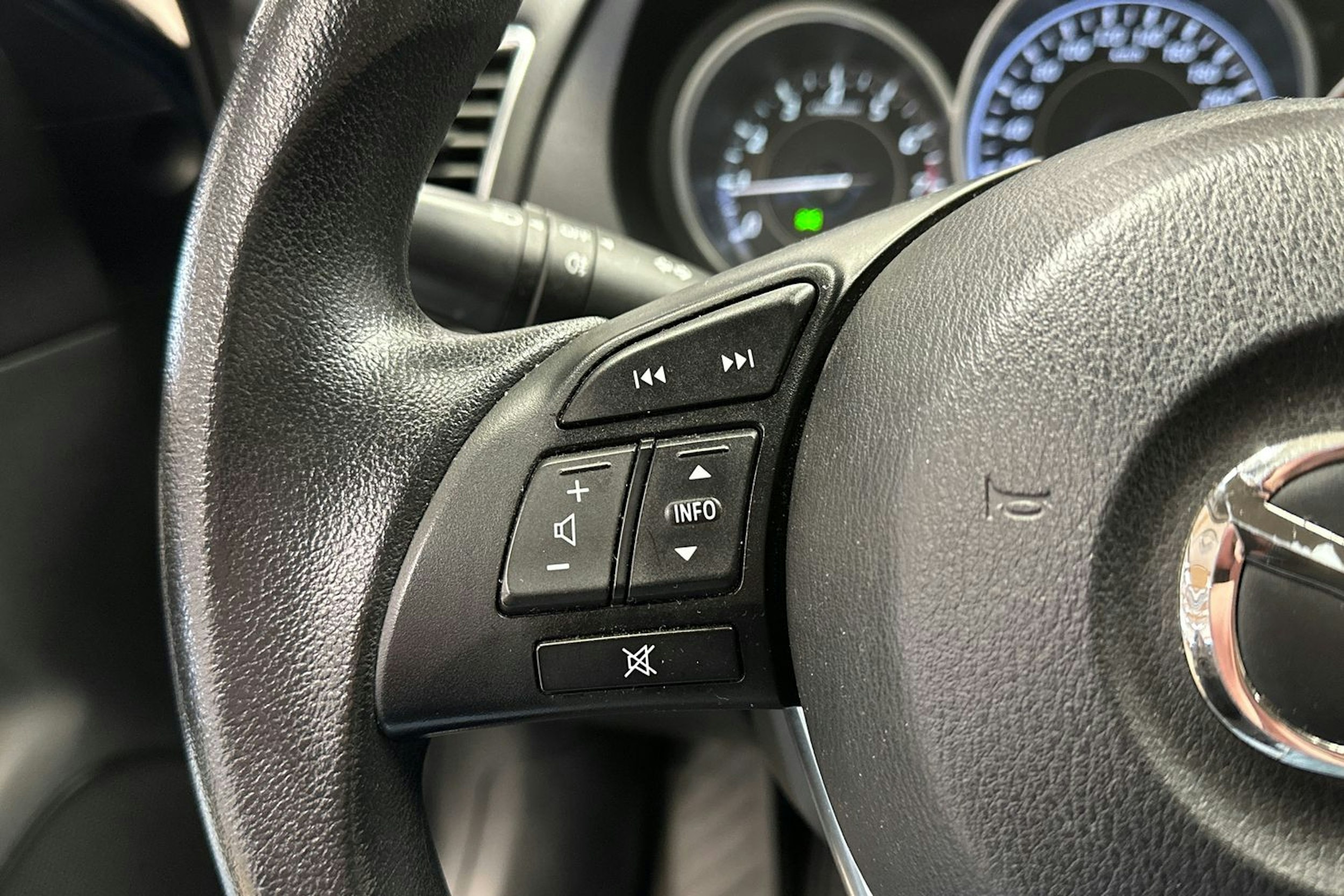 sininen Mazda 6 2013 kuva 23.