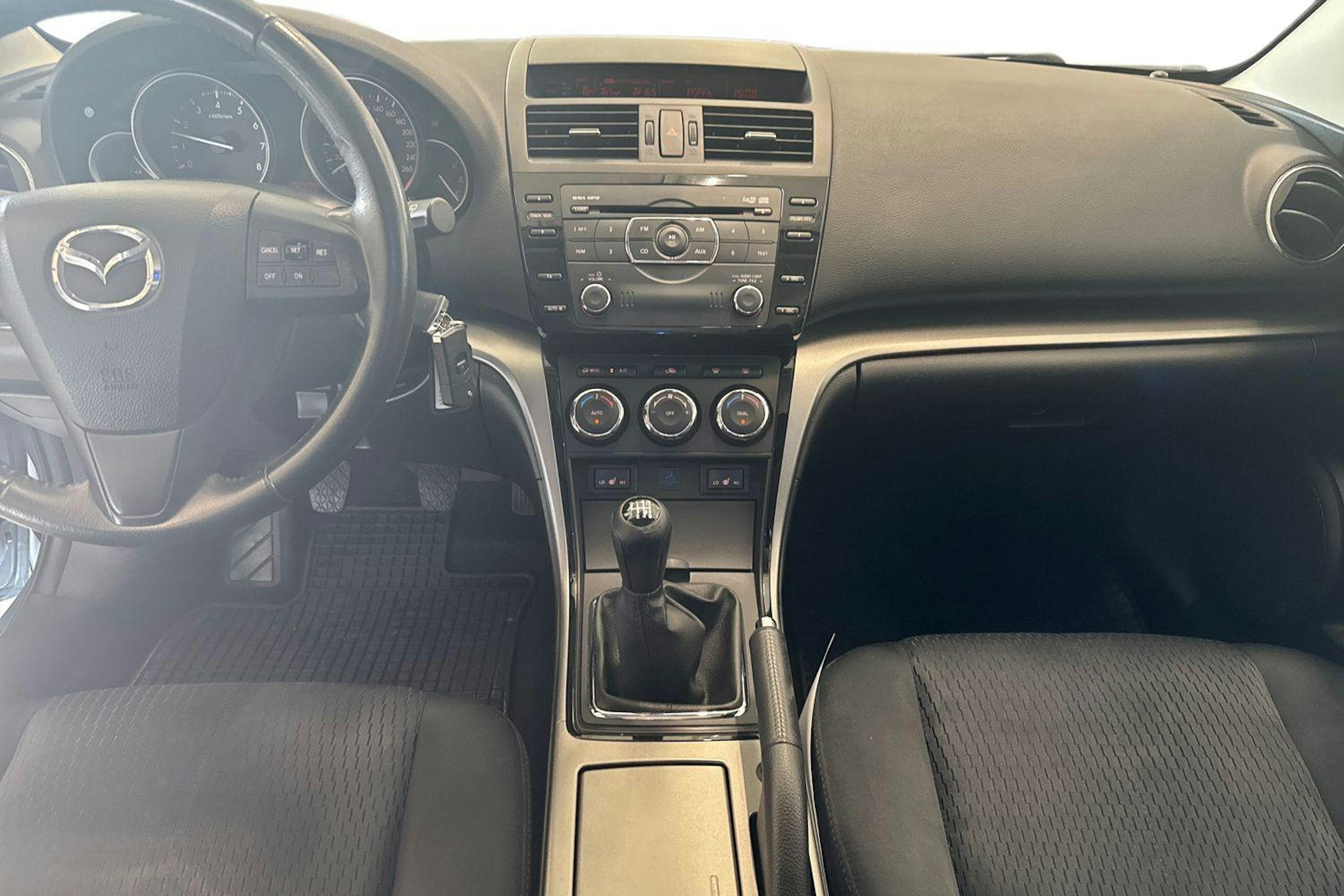 sininen Mazda 6 2013 kuva 9.