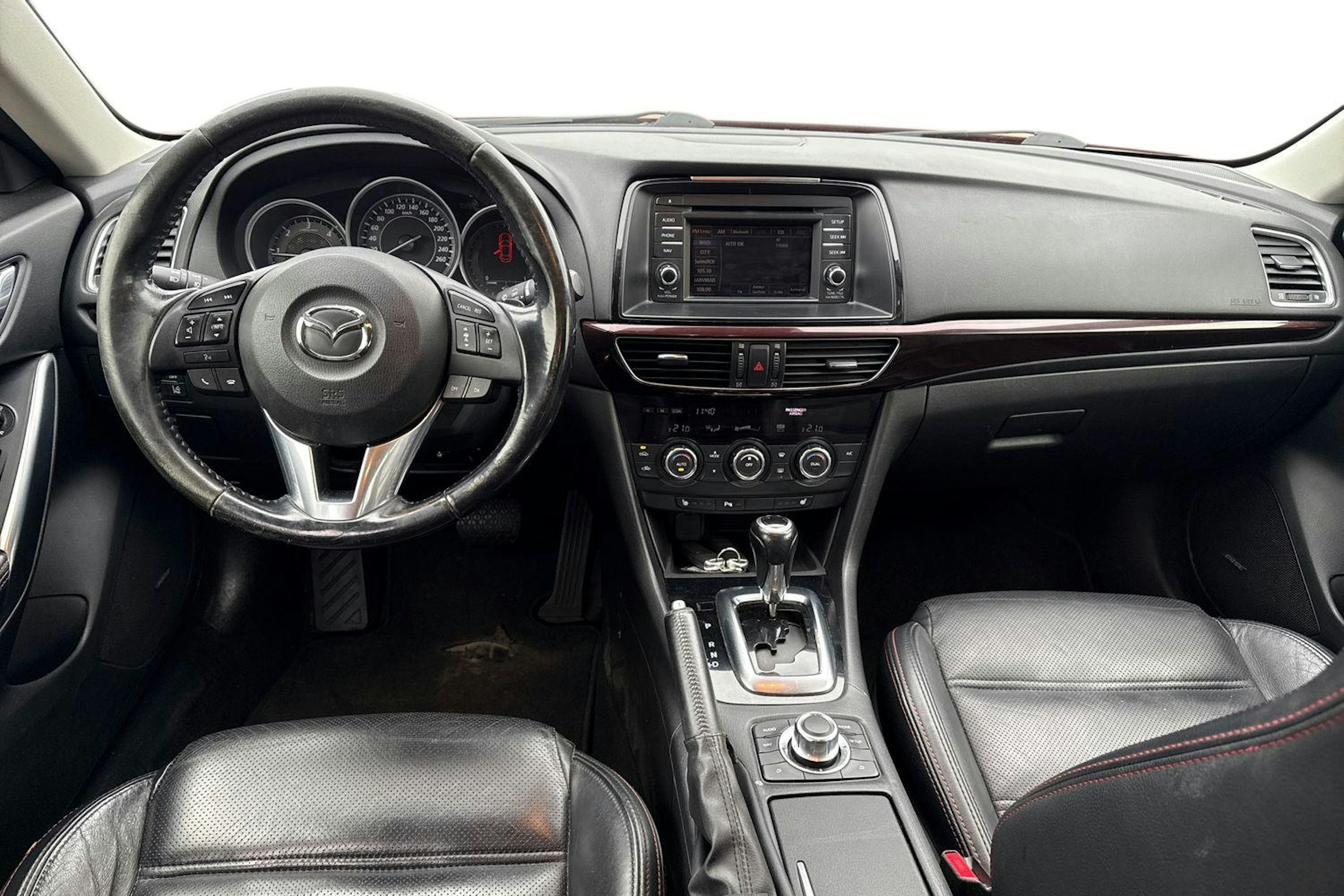 Punainen Mazda 6 2013 kuva 9.