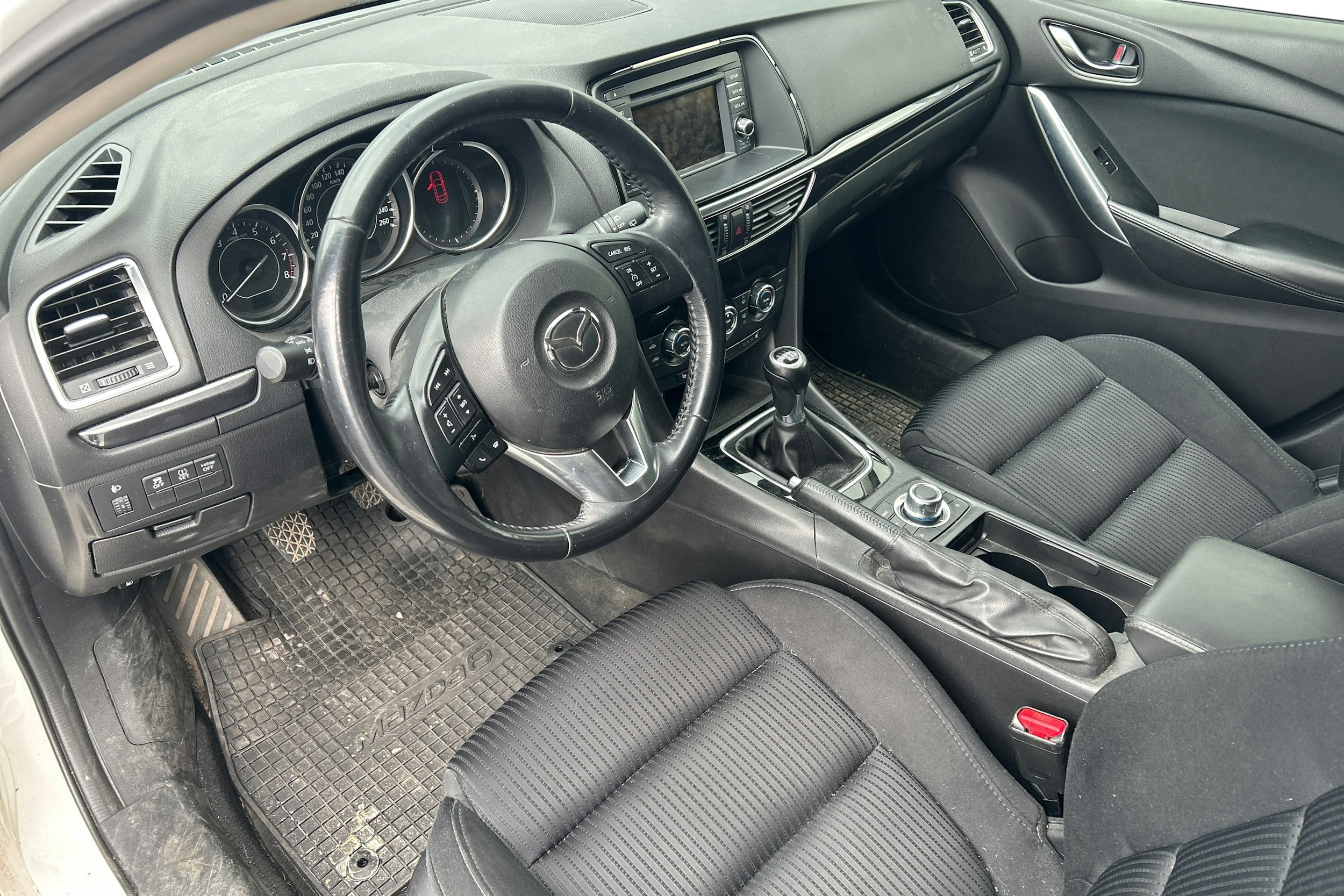 Valkoinen Mazda 6 2014 kuva 3.