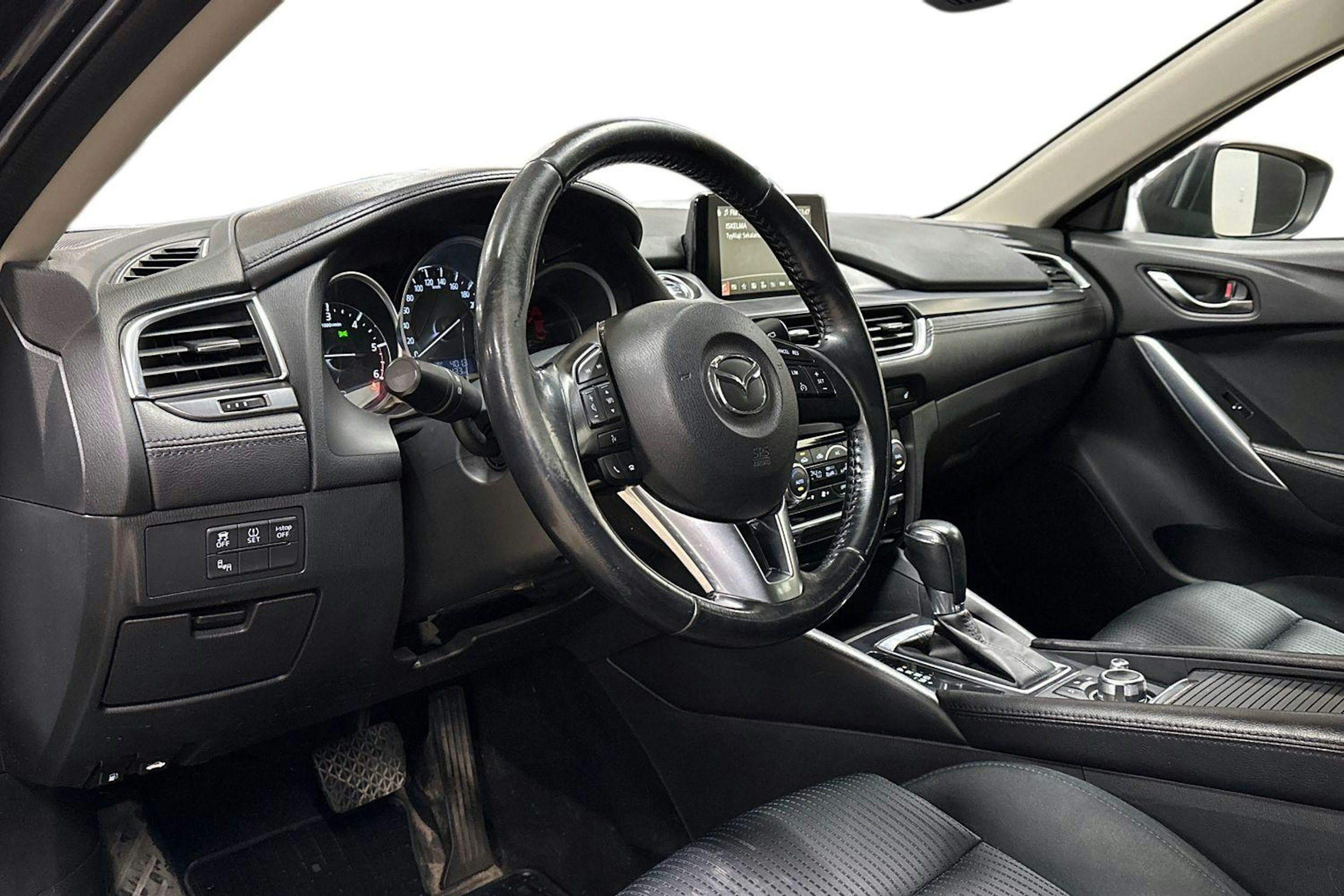 sininen Mazda 6 2015 kuva 7.