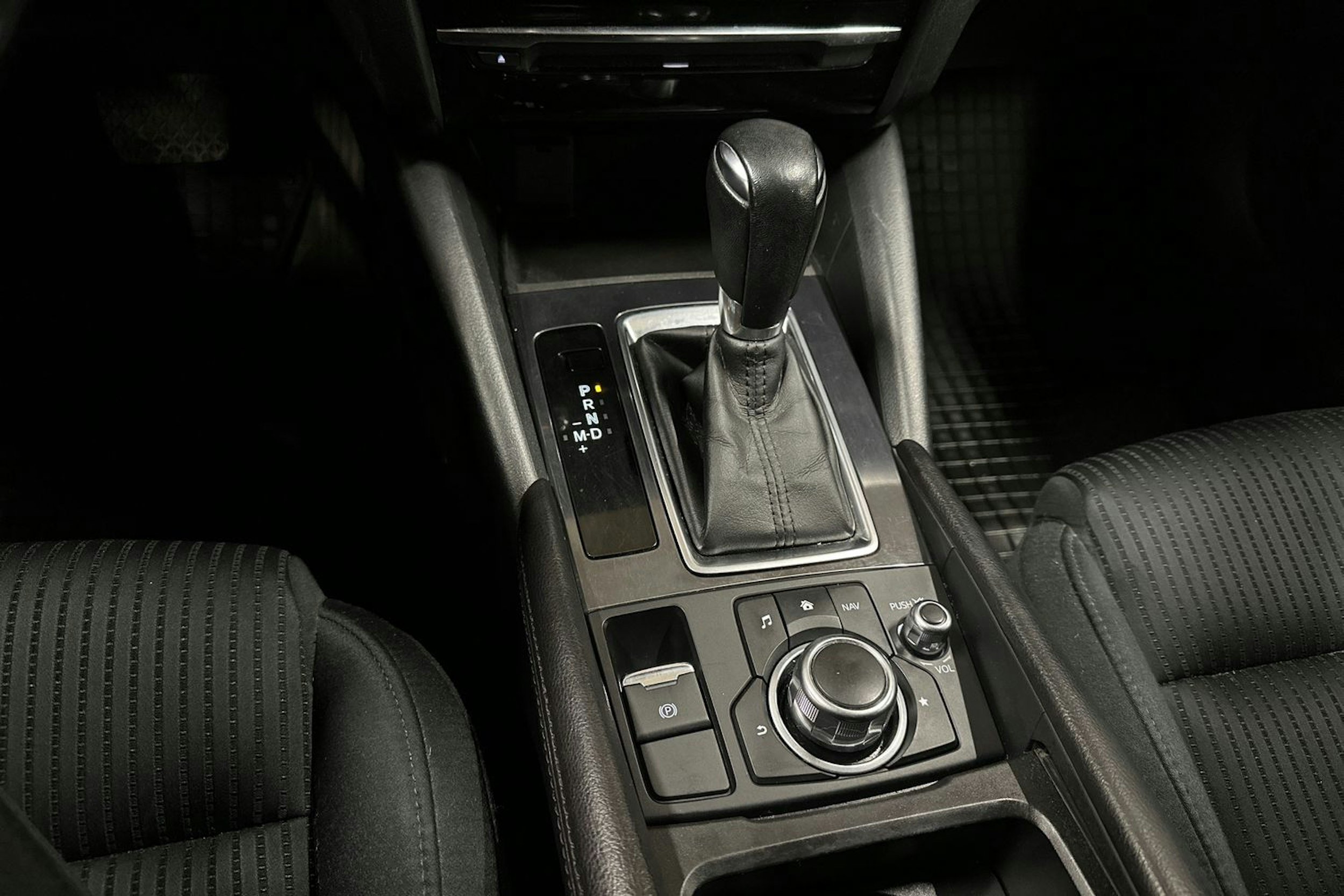 sininen Mazda 6 2015 kuva 19.