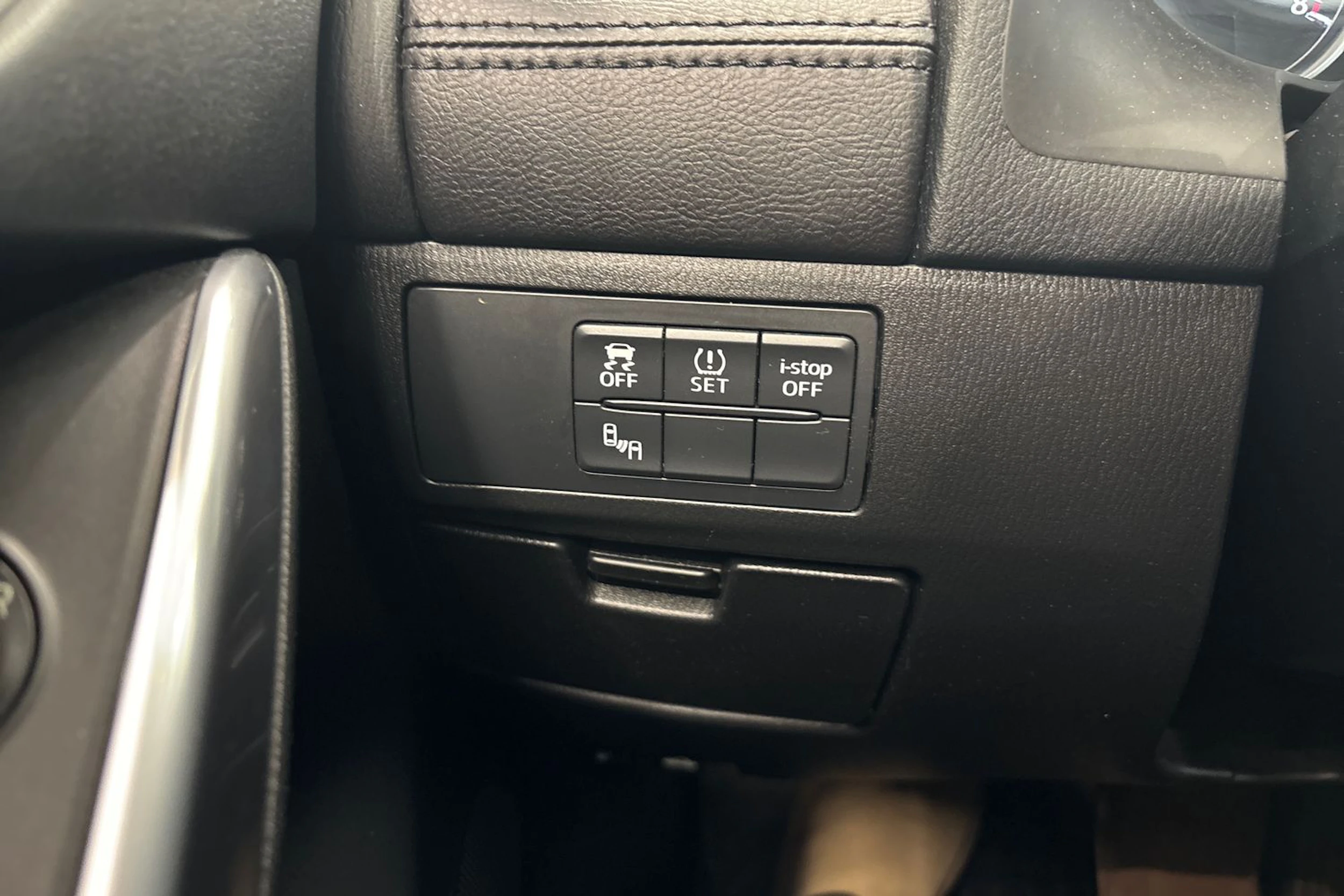 Musta Mazda 6 2016 kuva 18.