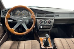 ruskea (beige) Mercedes-Benz 190 1990 kuva 9.