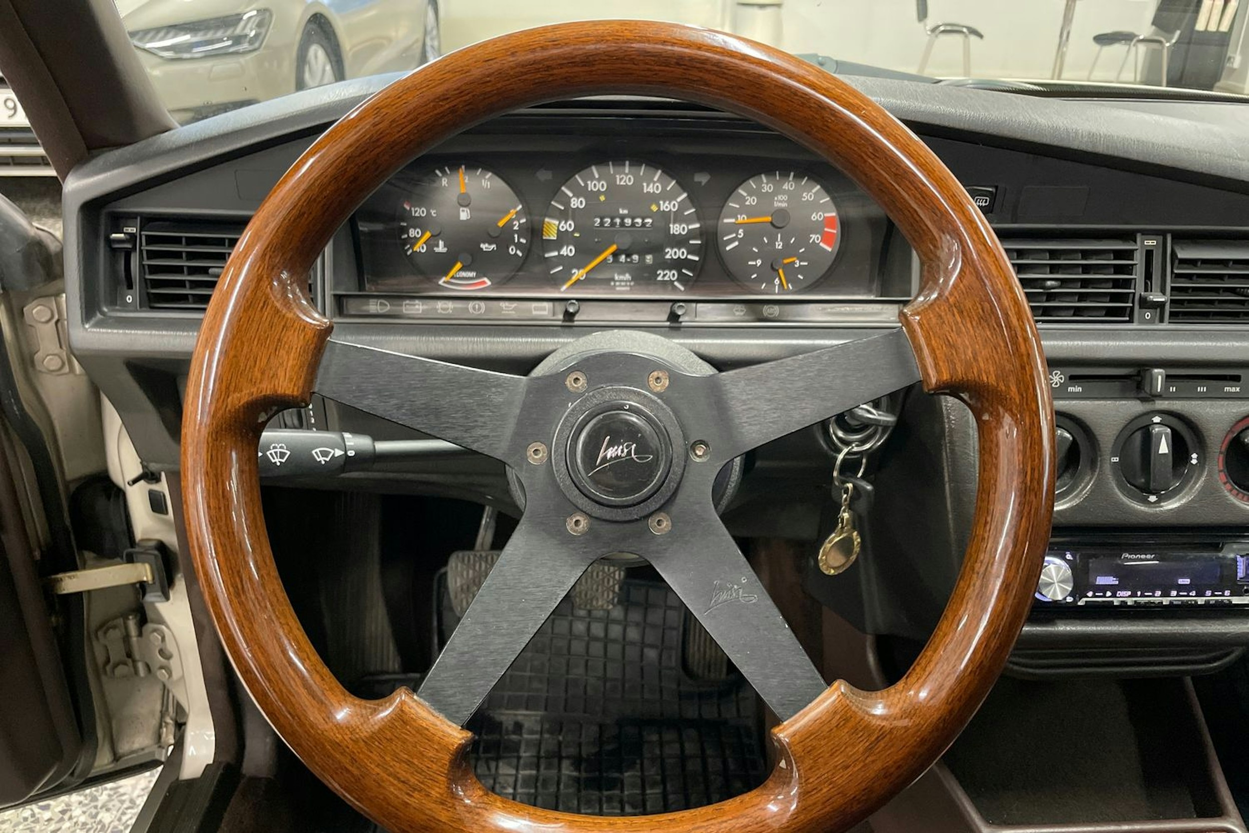 ruskea (beige) Mercedes-Benz 190 1990 kuva 15.