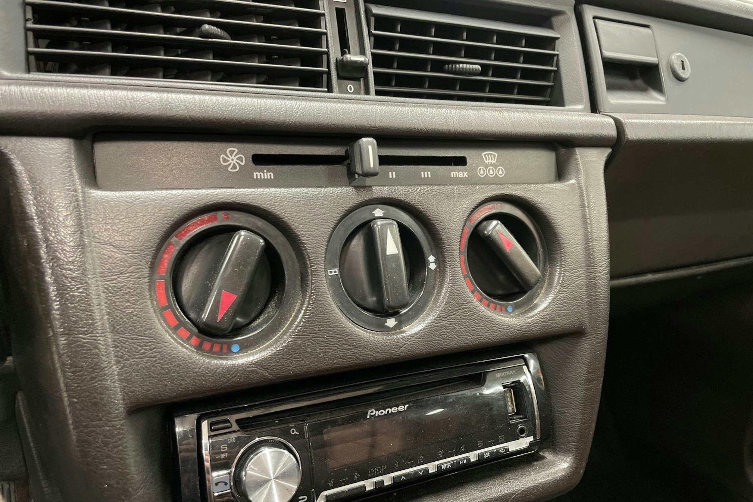 ruskea (beige) Mercedes-Benz 190 1990 kuva 18.