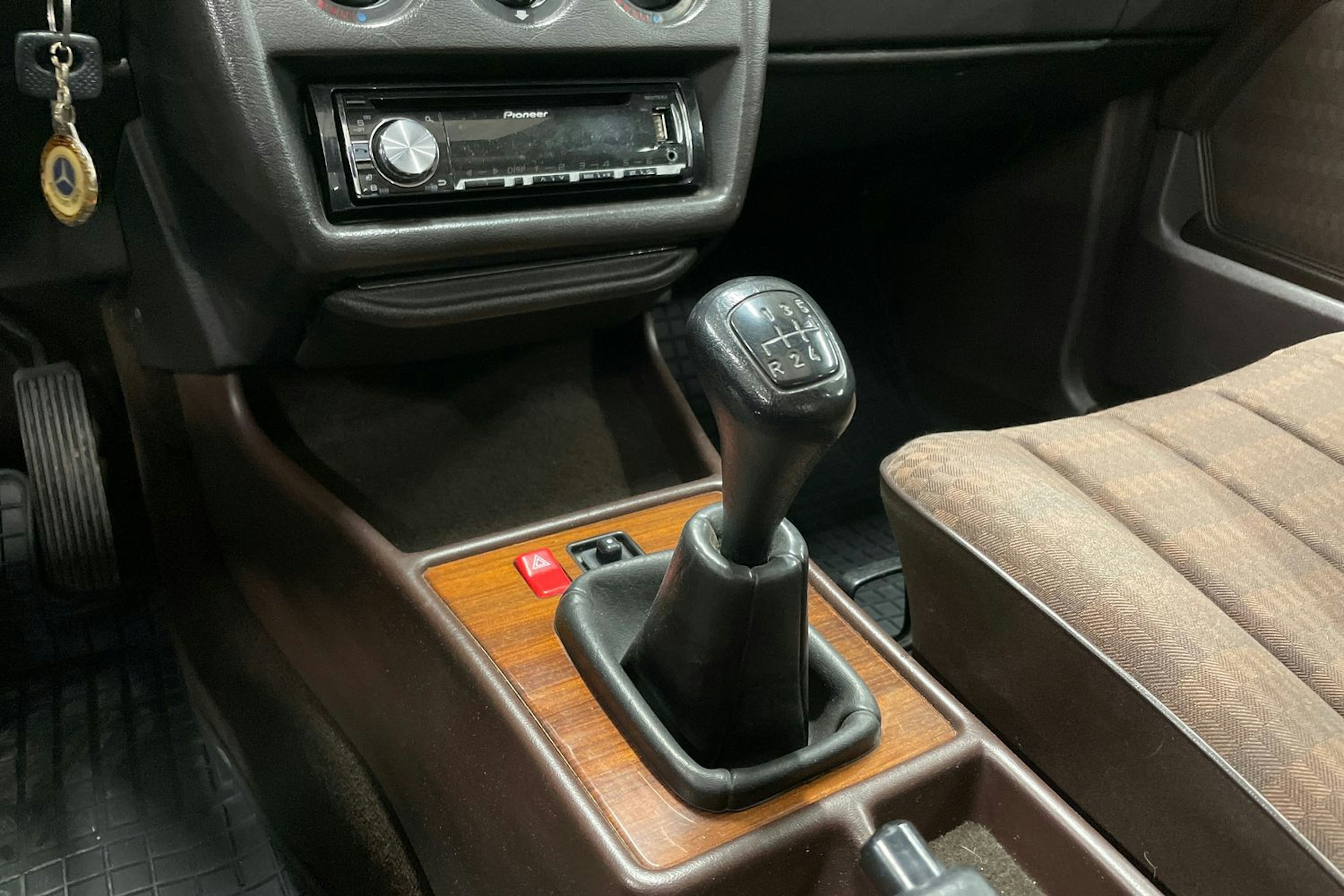 ruskea (beige) Mercedes-Benz 190 1990 kuva 19.