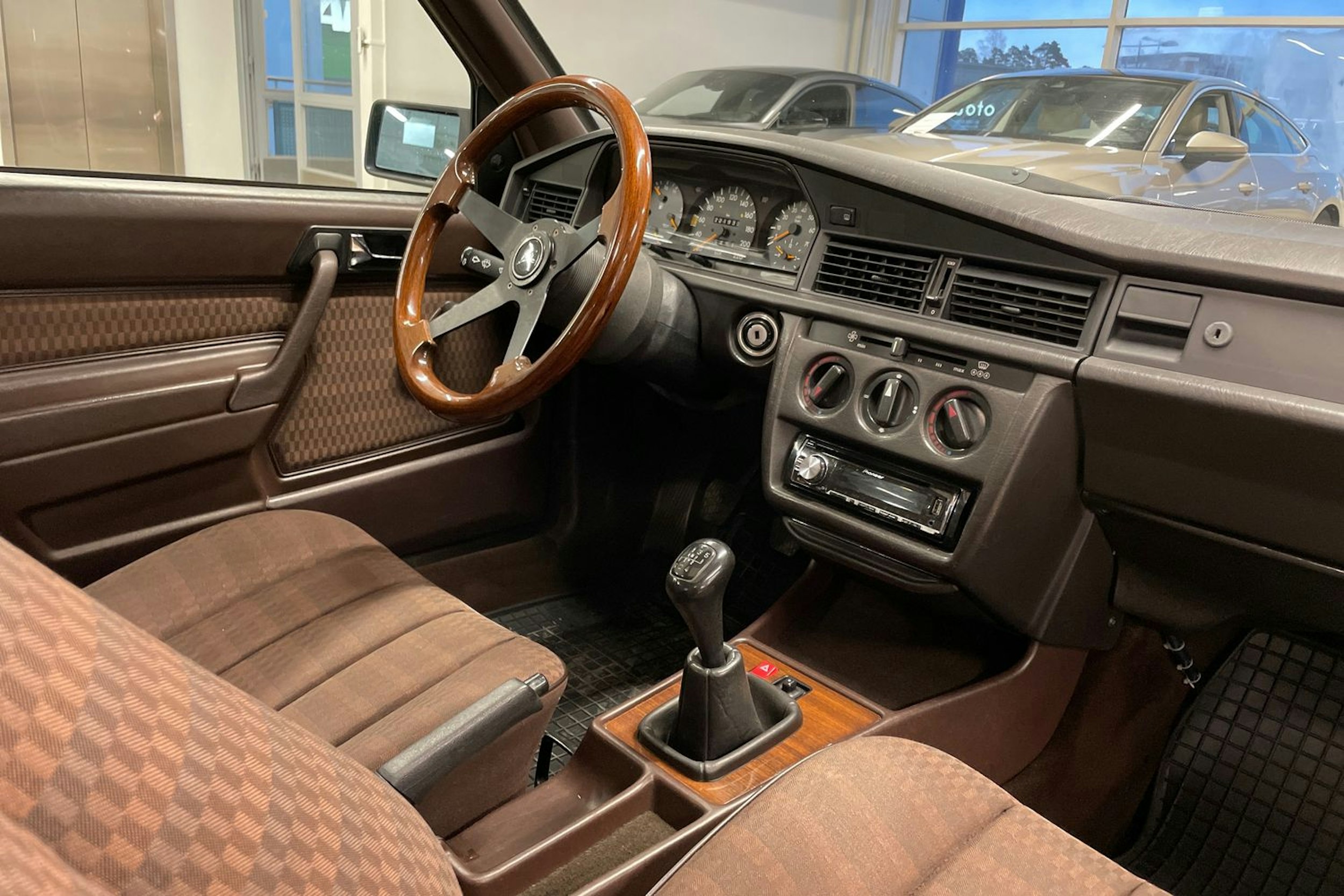 ruskea (beige) Mercedes-Benz 190 1990 kuva 20.
