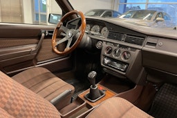 ruskea (beige) Mercedes-Benz 190 1990 kuva 20.