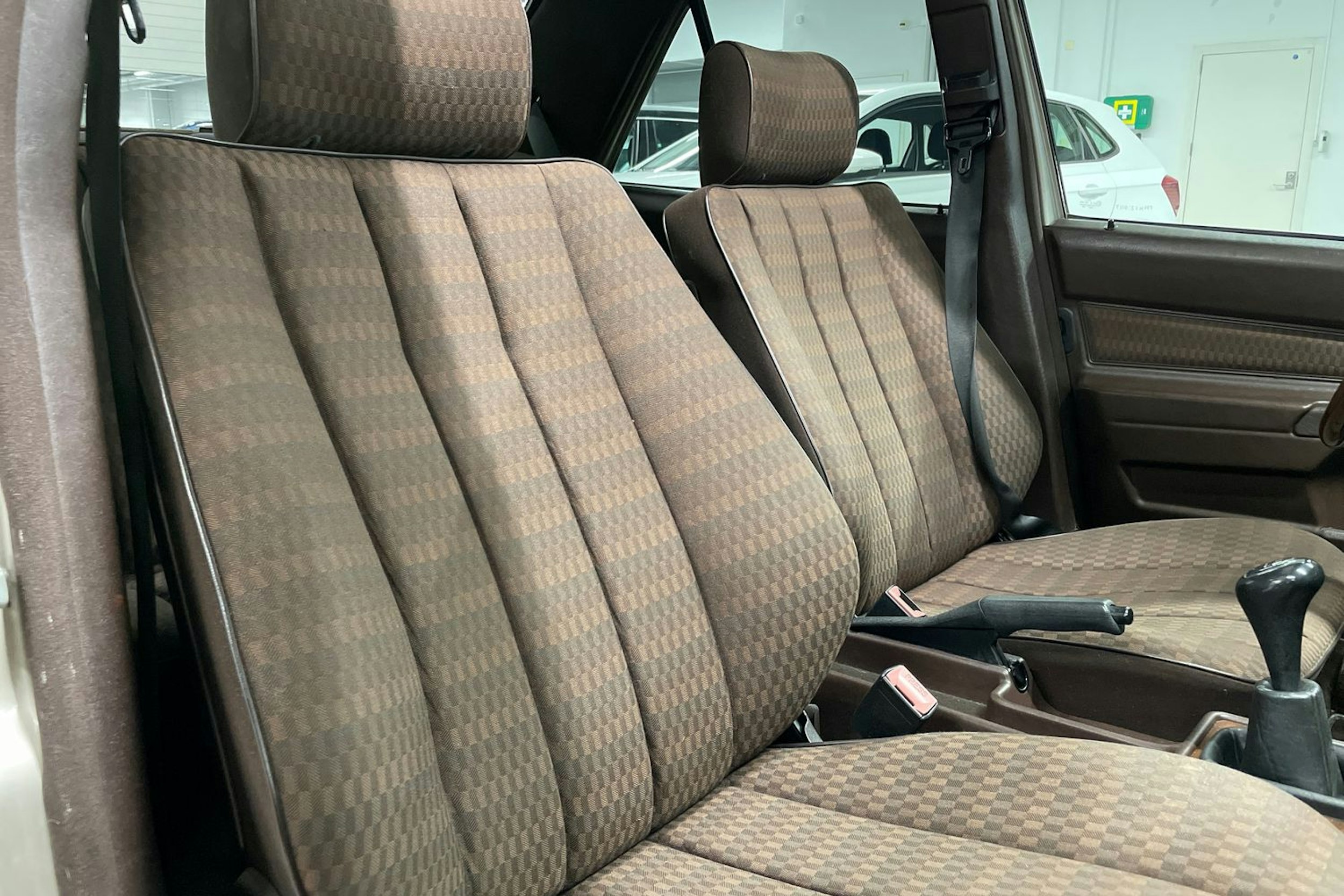 ruskea (beige) Mercedes-Benz 190 1990 kuva 21.